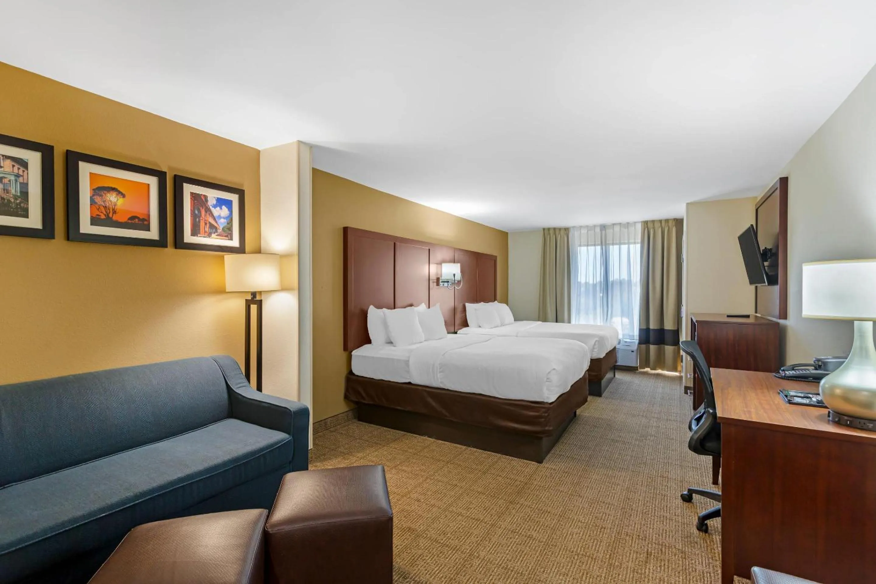 Bedroom, Bed in Comfort Suites Savannah Gateway I-95