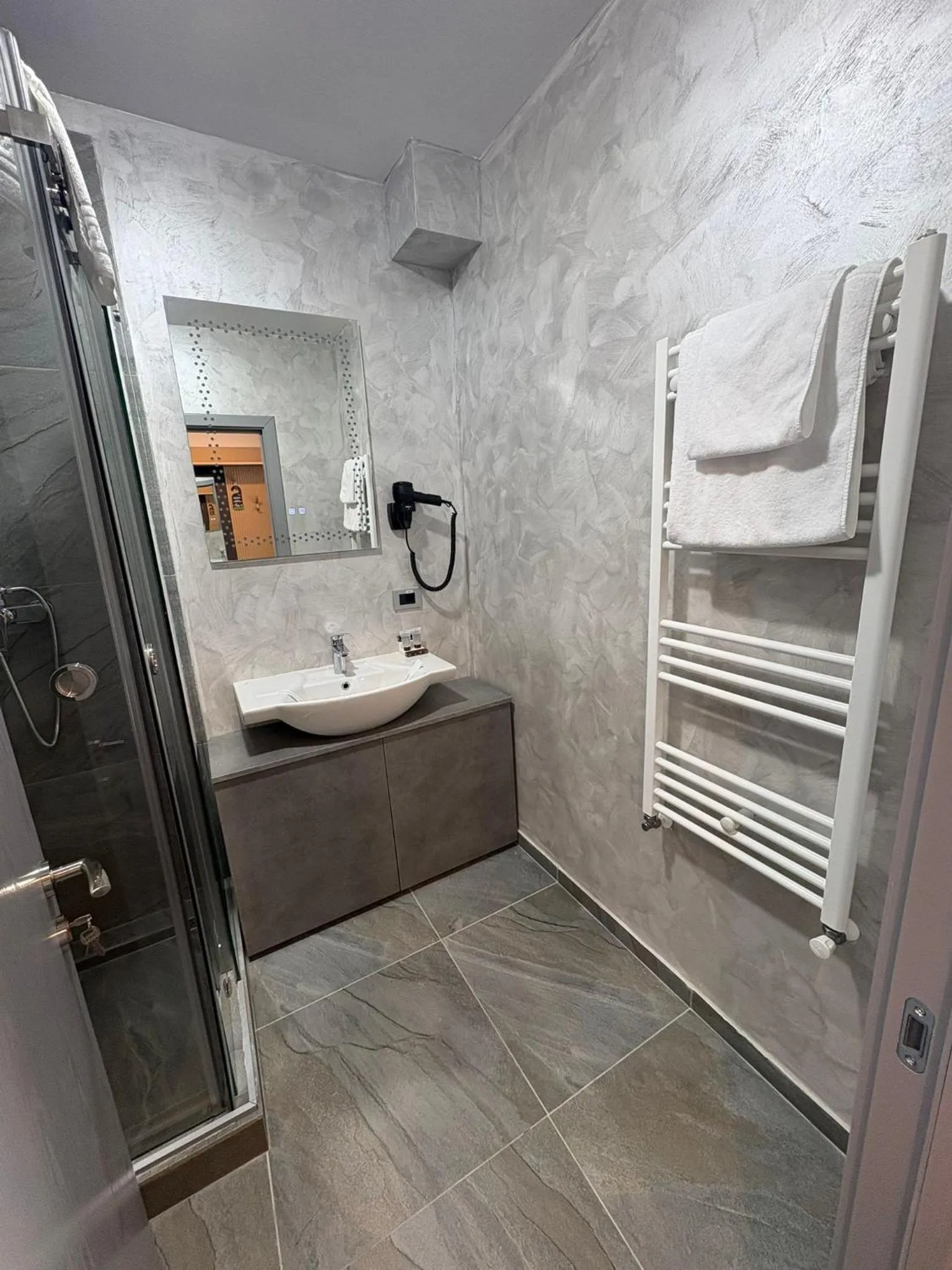 Shower in Black Tulip Hotel