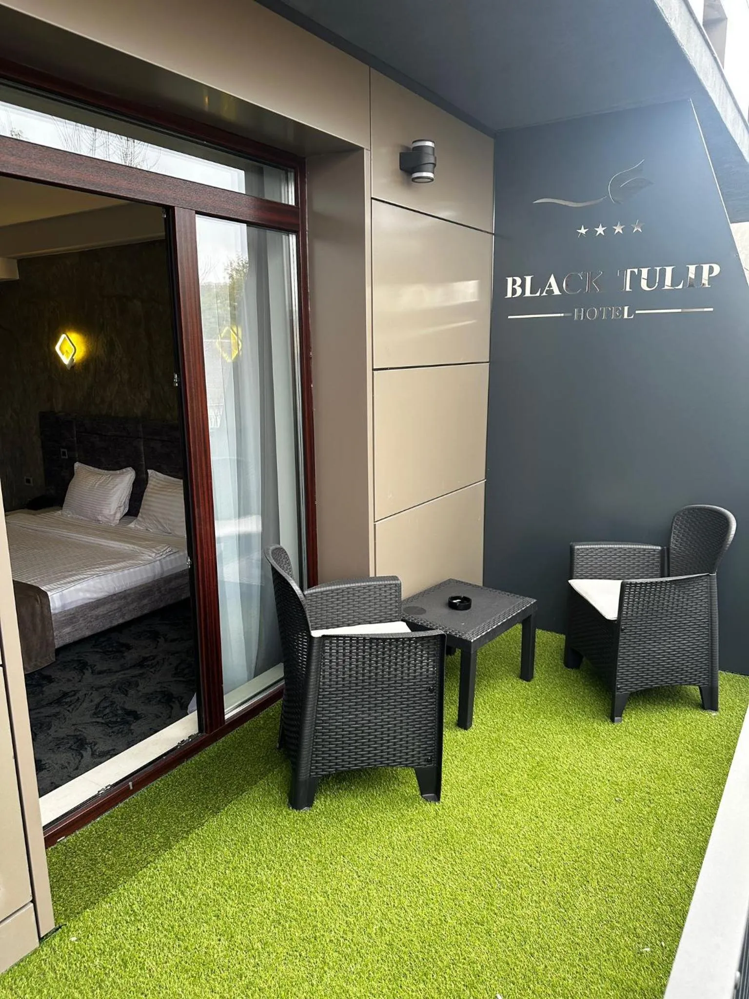 Balcony/Terrace, Bed in Black Tulip Hotel