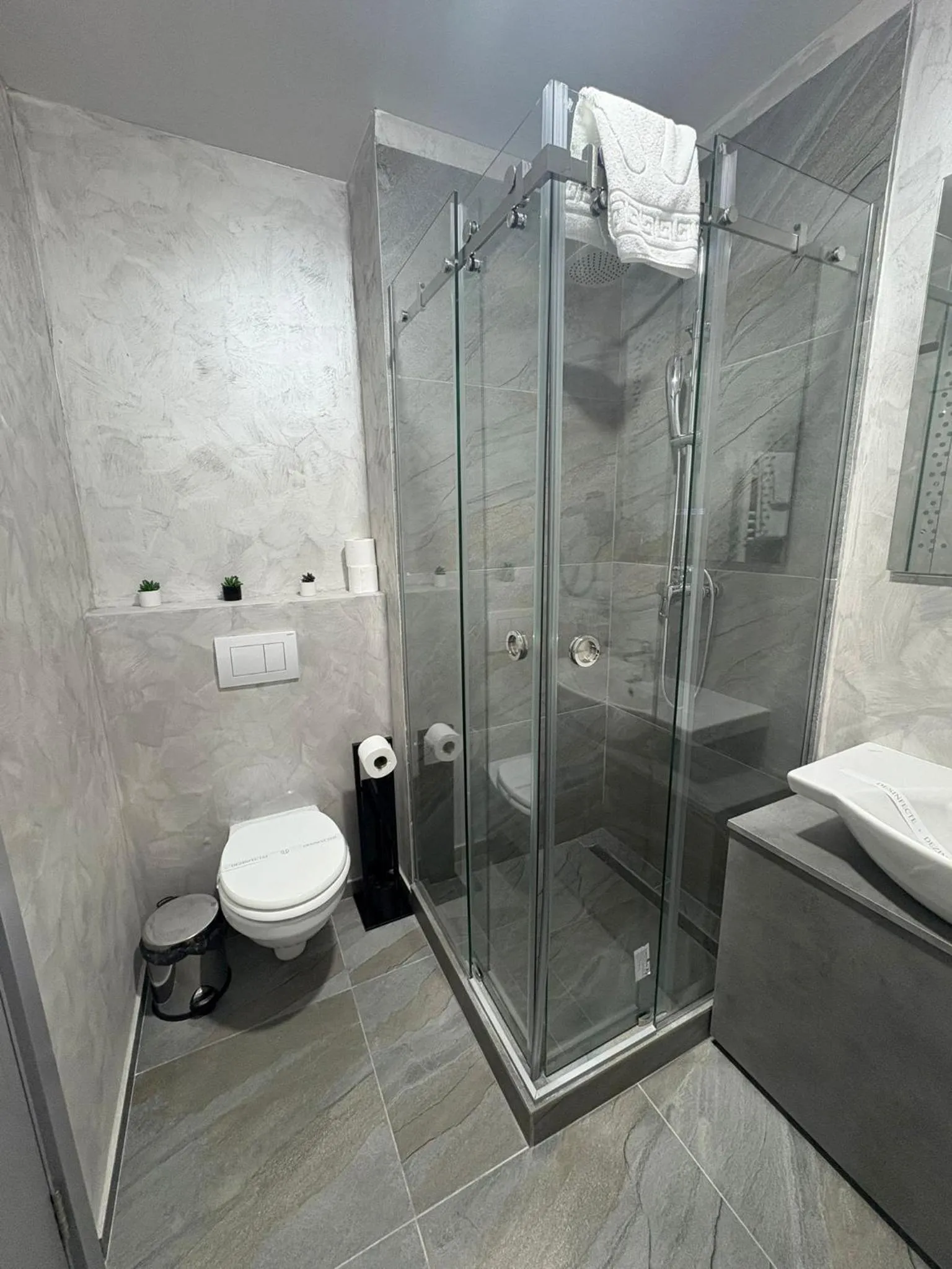 Shower in Black Tulip Hotel