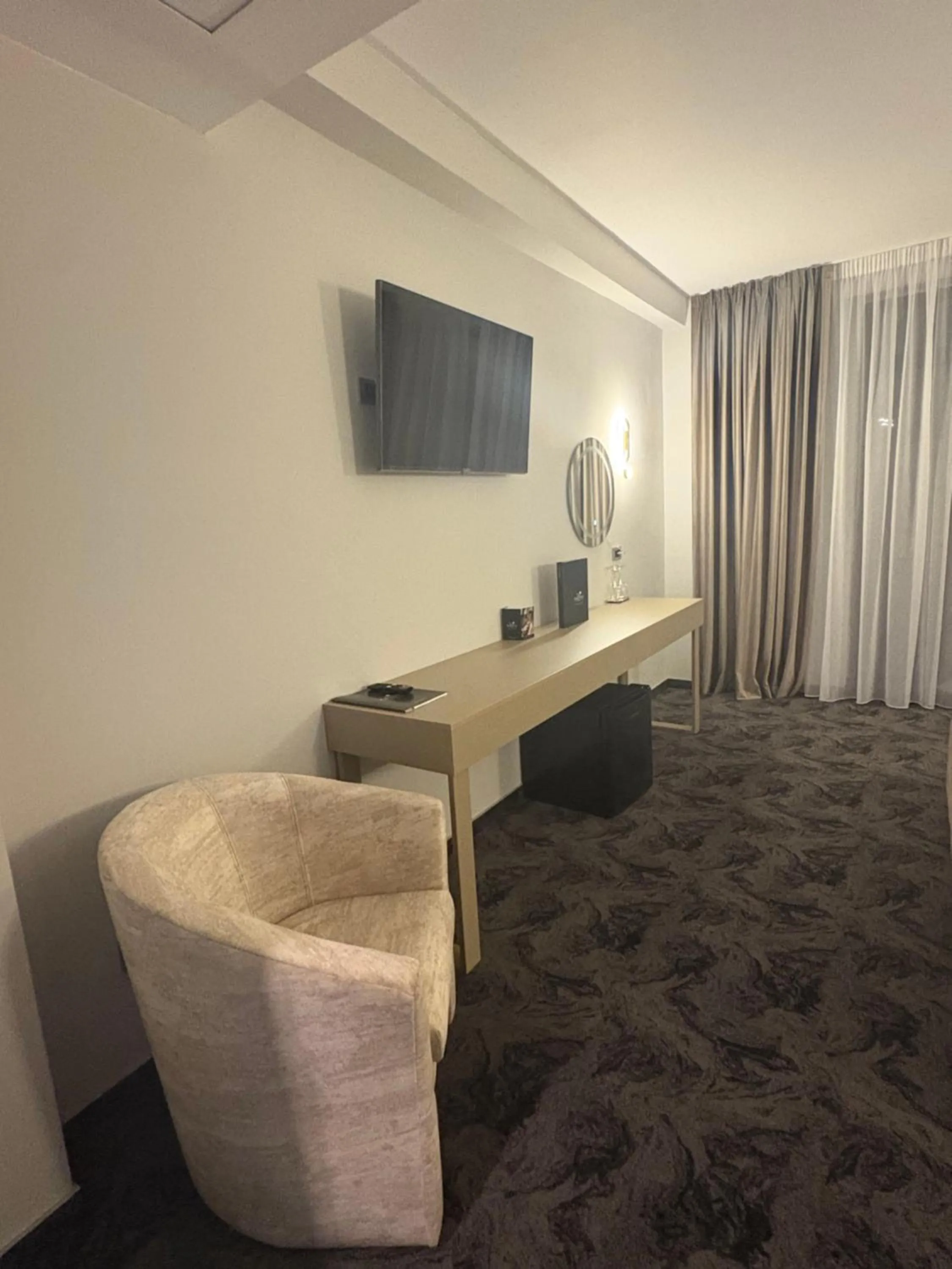 TV and multimedia in Black Tulip Hotel