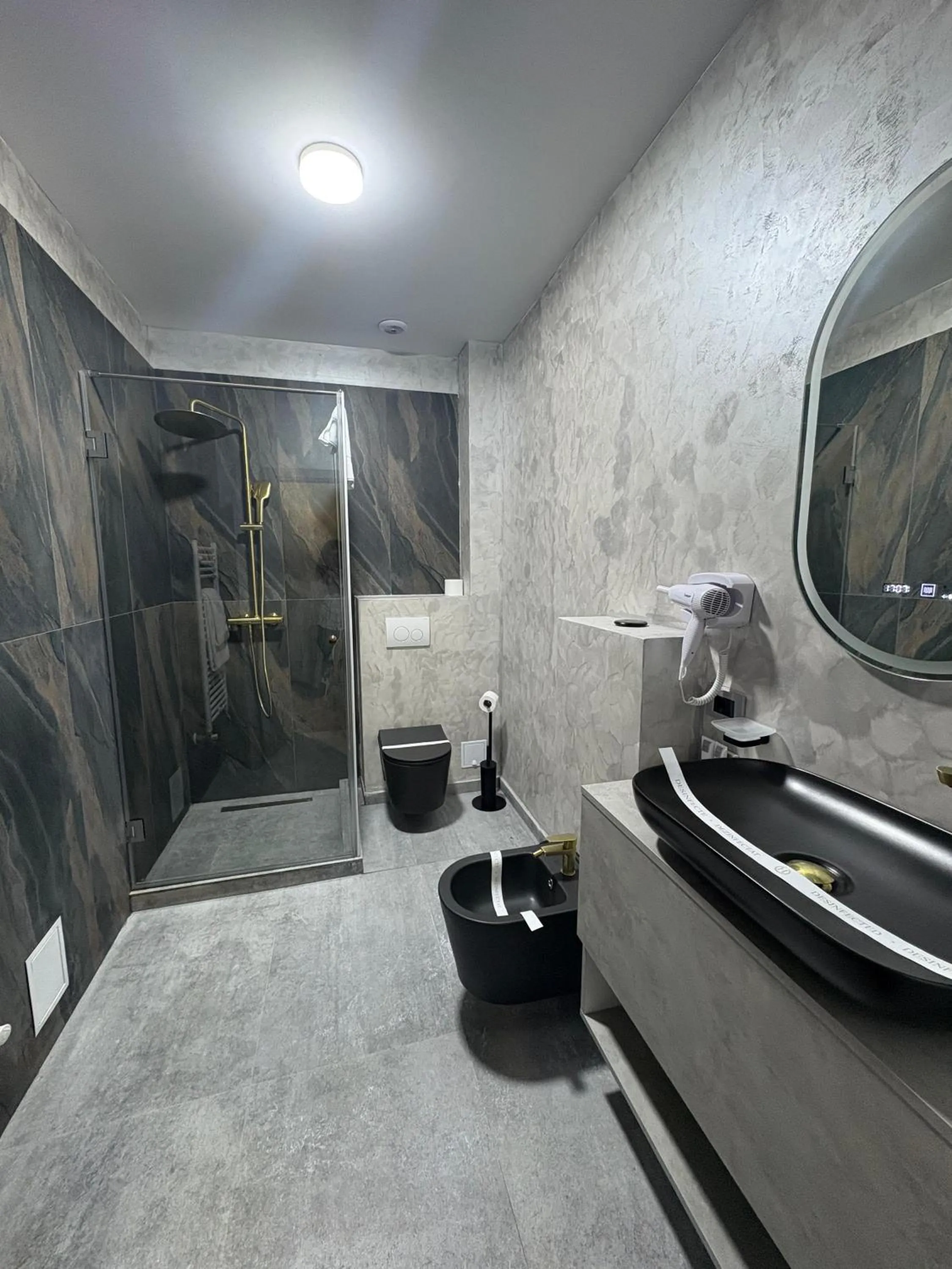 Shower in Black Tulip Hotel