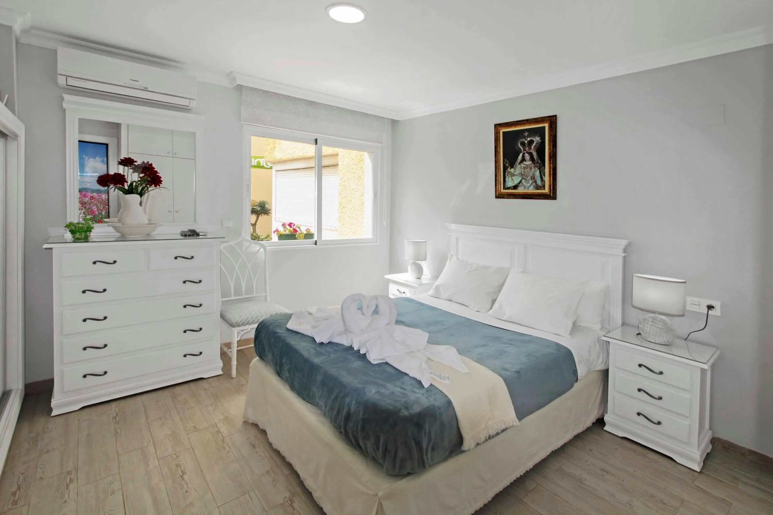 Bedroom, Bed in Charming Central Apt in Marbella