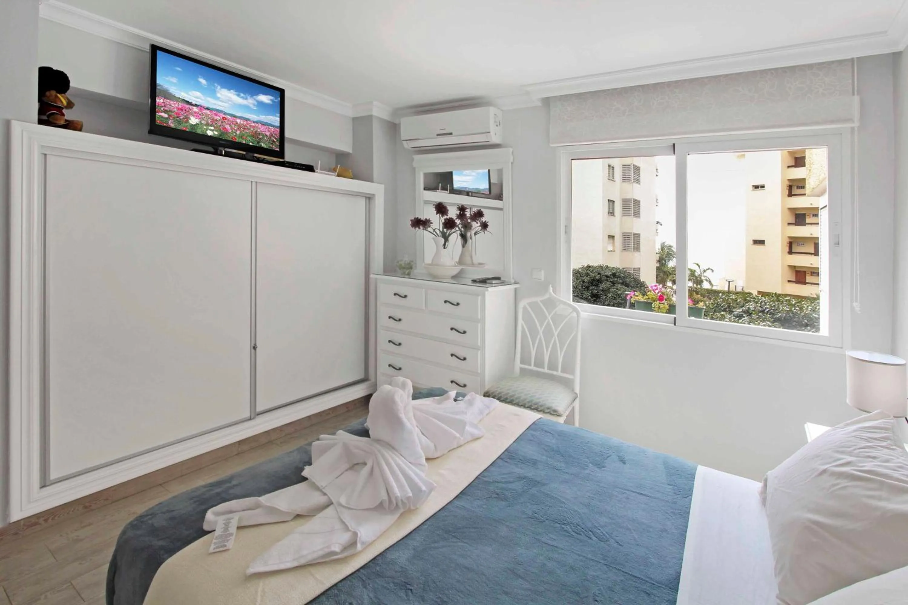 Photo of the whole room, Bed in Charming Central Apt in Marbella