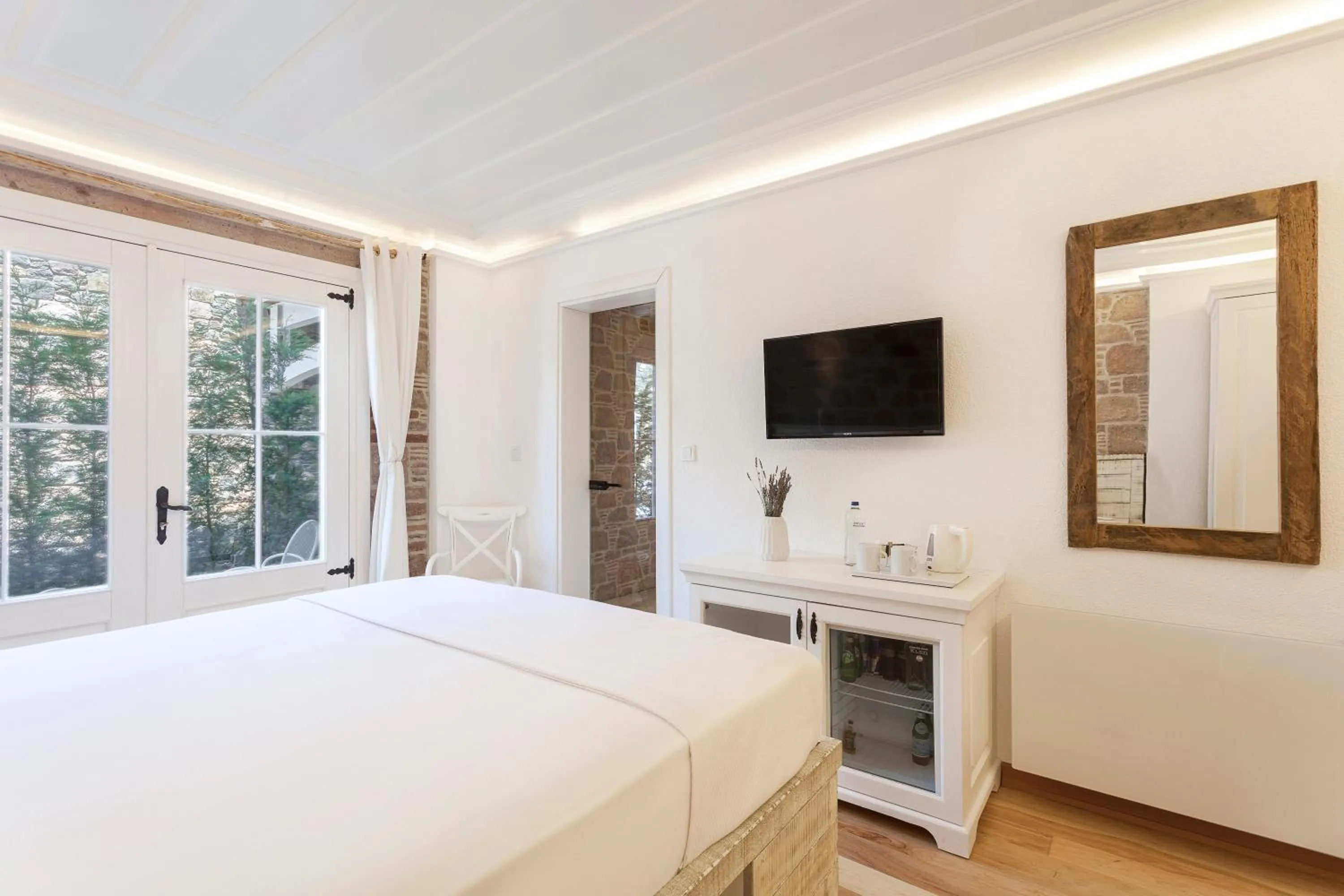 Cunda Pur Beyaz Hotel