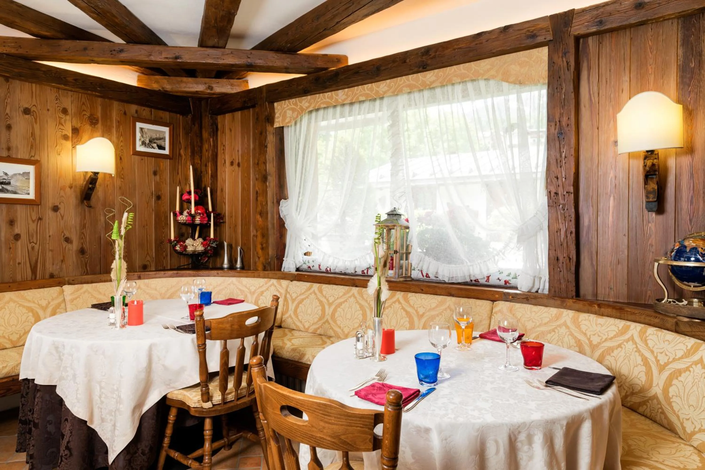 Restaurant/places to eat in Barisetti Sport Hotel