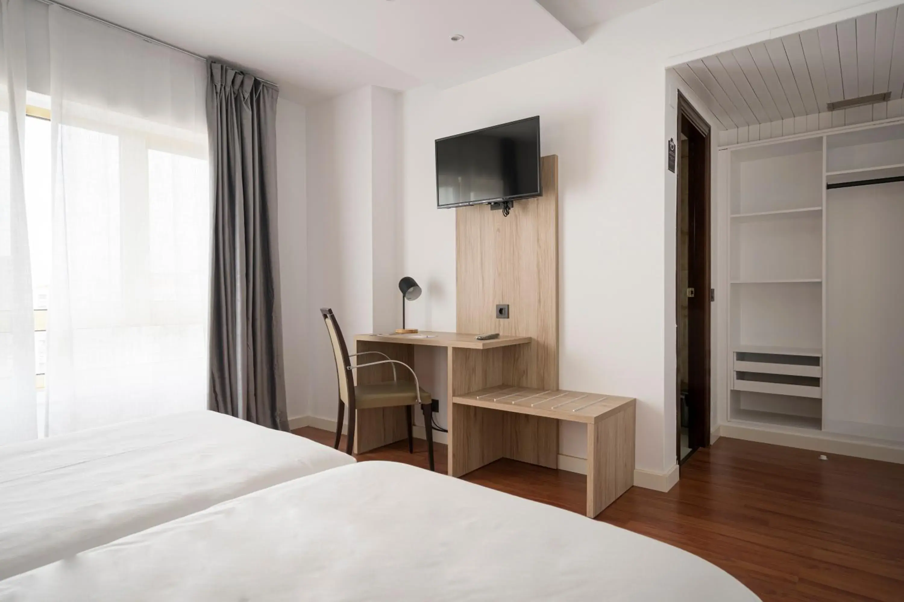 TV and multimedia, Bed in Hotel Alda Centro Gijón TV and multimedia, Bed in Hotel Alda Centro Gijón