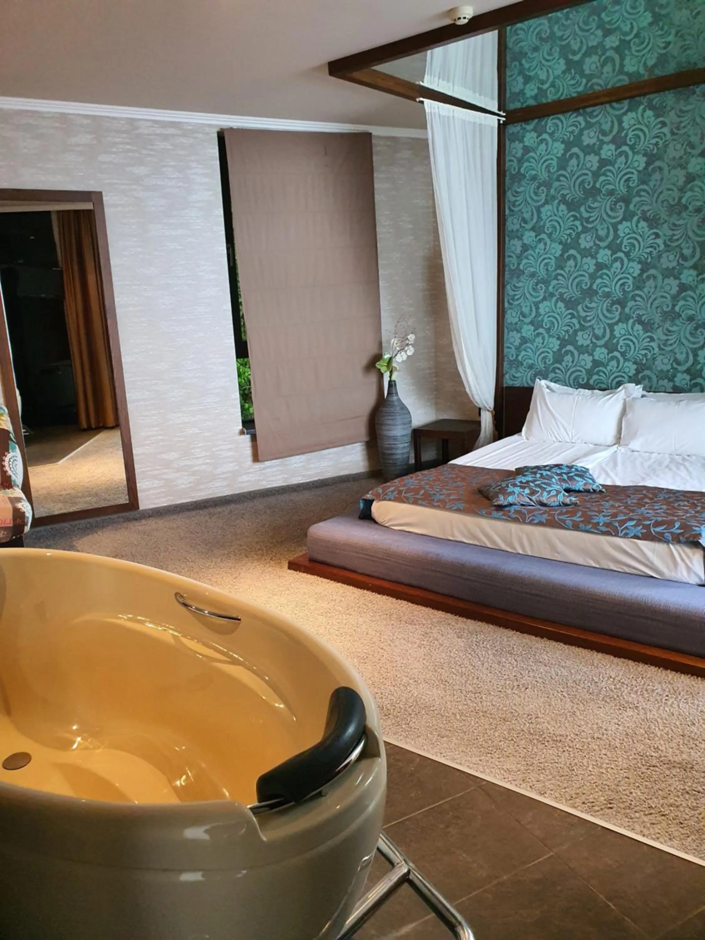 Bath, Bed in Regina Maria Spa Design Hotel