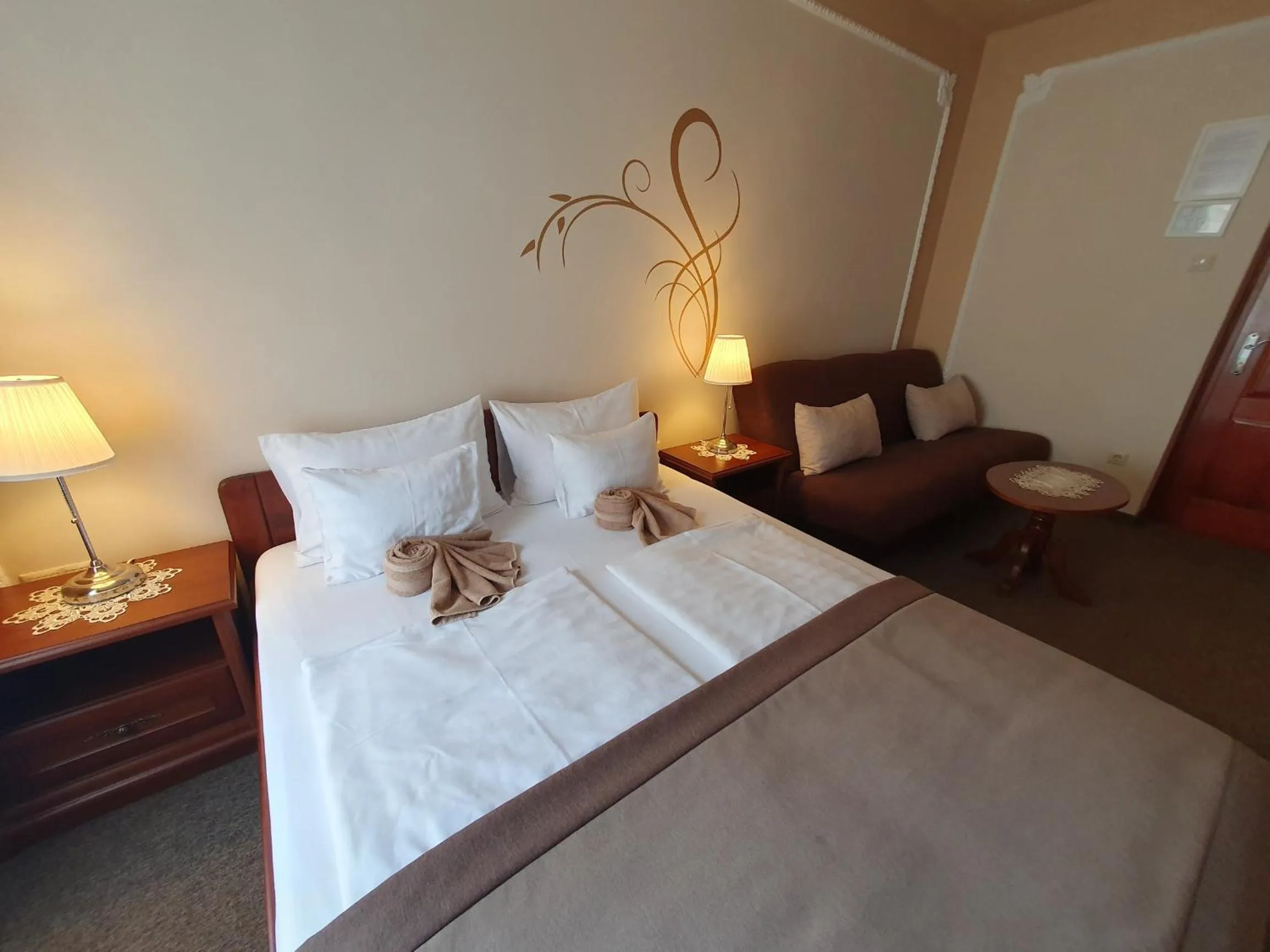 Photo of the whole room, Bed in Duna Panzió