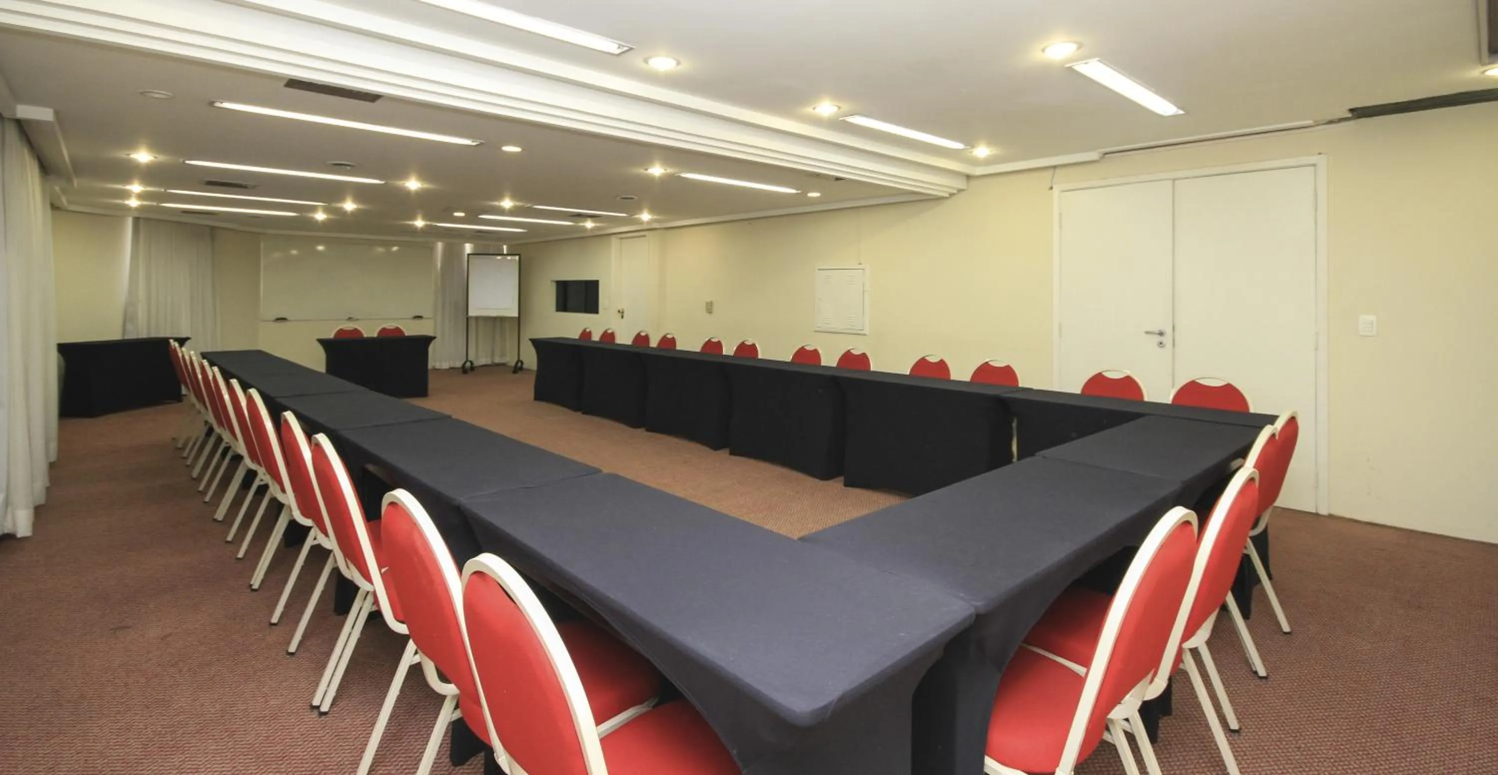 Business facilities in Bienal Suítes