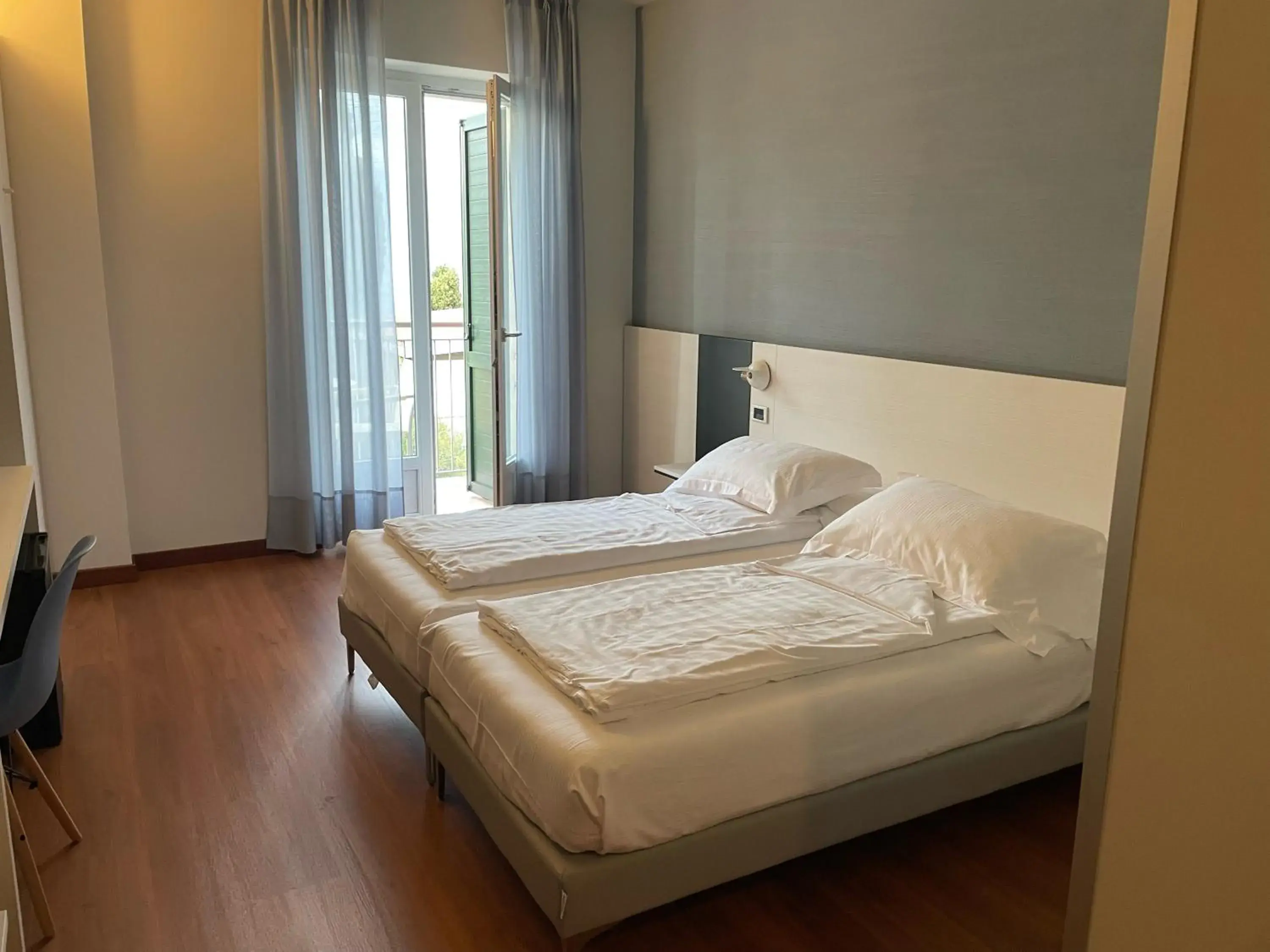 Superior Double or Twin Room with Lake View in Hotel Al Caval Superior Double or Twin Room with Lake View in Hotel Al Caval