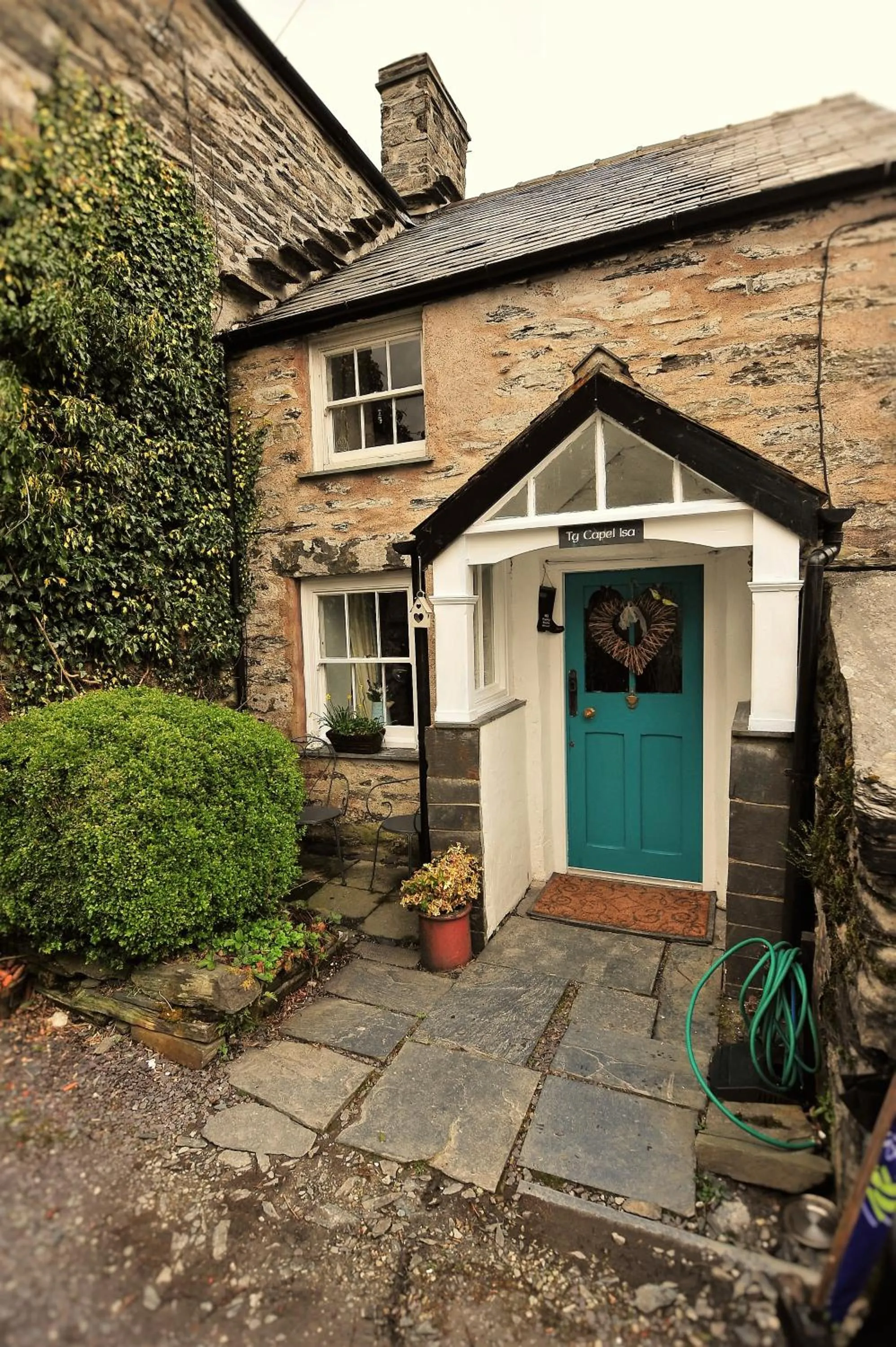 Facade/entrance in Ty Capel Isa