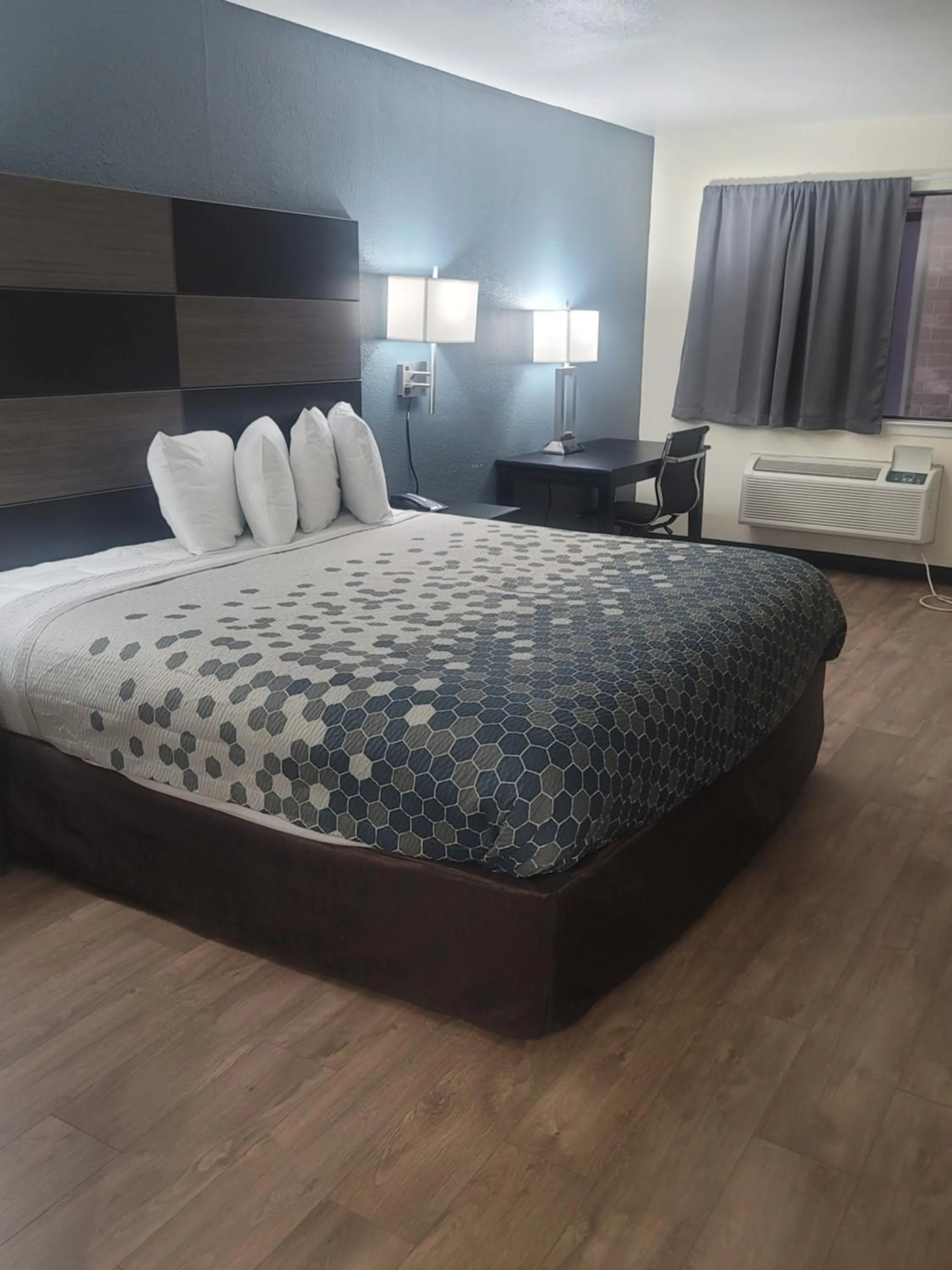 Bed in Econo Lodge Inn & Suites Downtown San Antonio Riverwalk Area