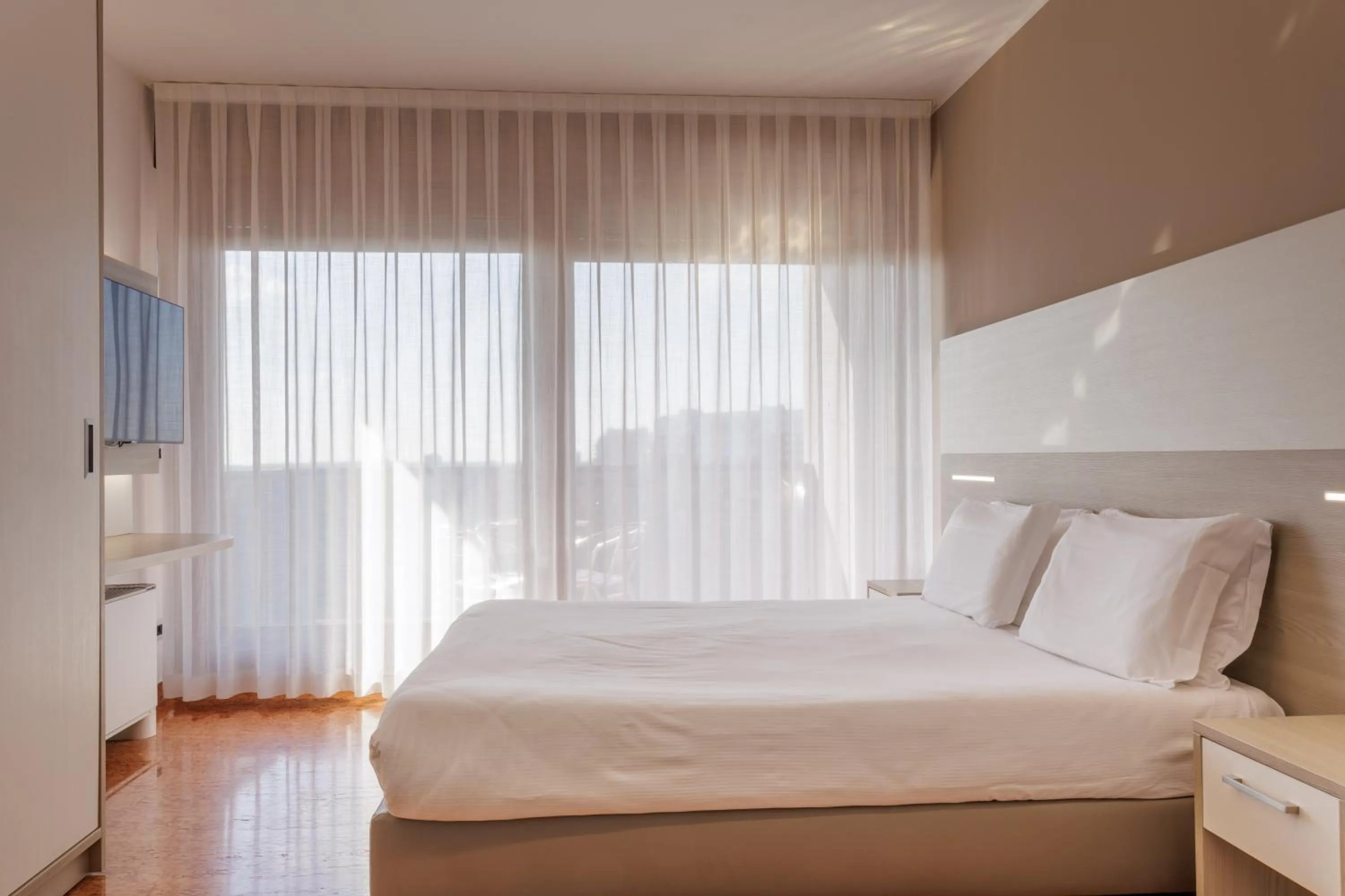 Photo of the whole room, Bed in Residence all'Adige