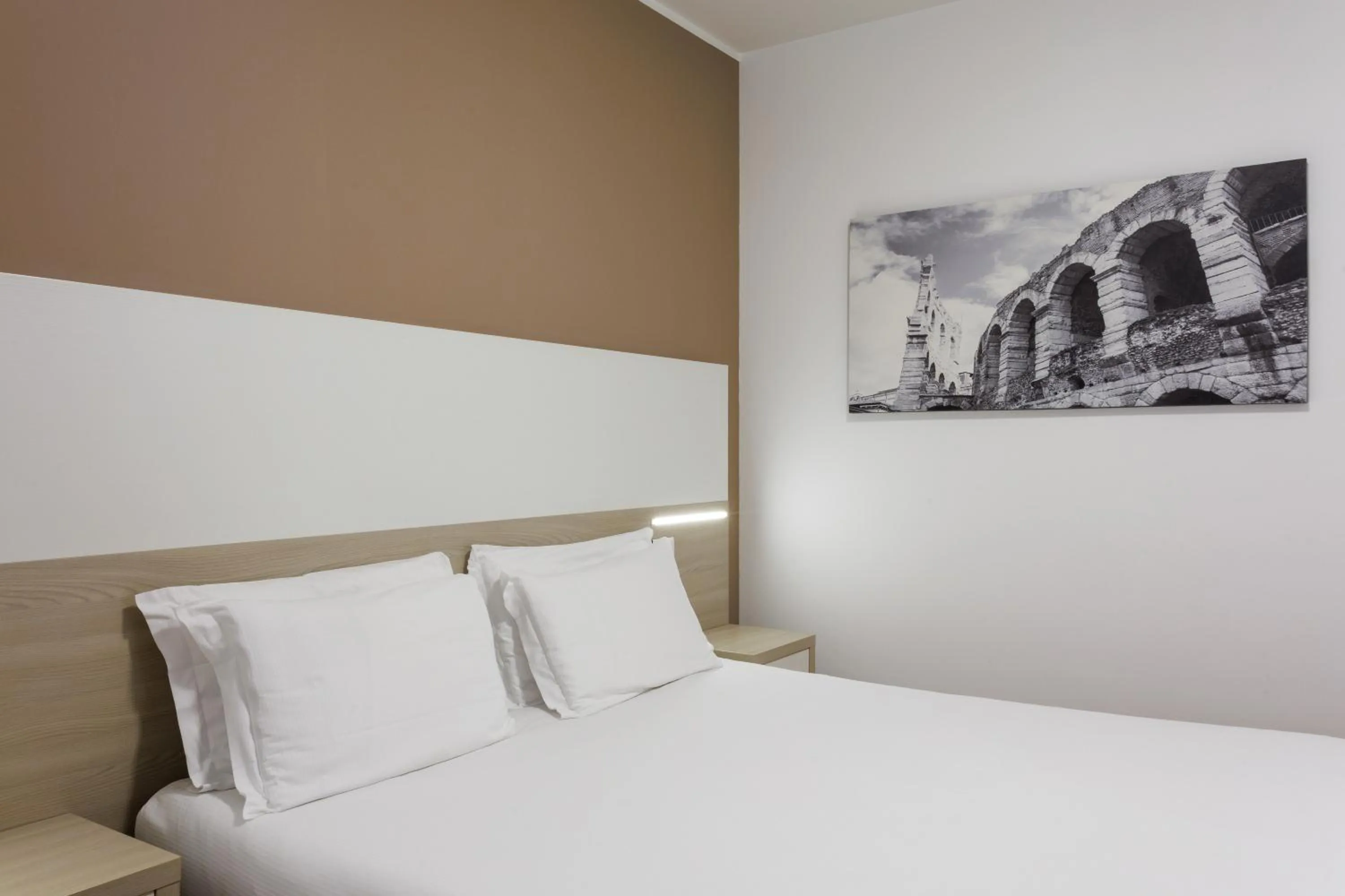 Photo of the whole room, Bed in Residence all'Adige