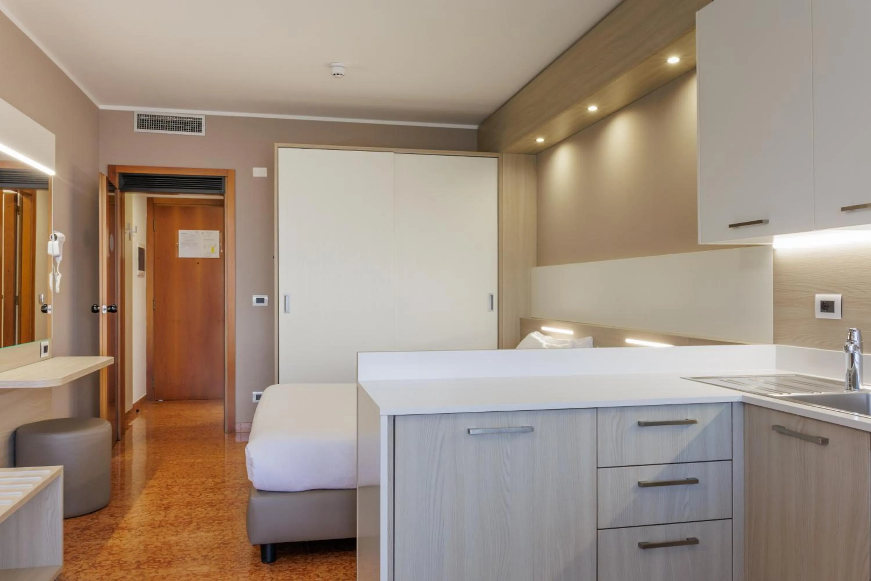 Photo of the whole room, Bed in Residence all'Adige