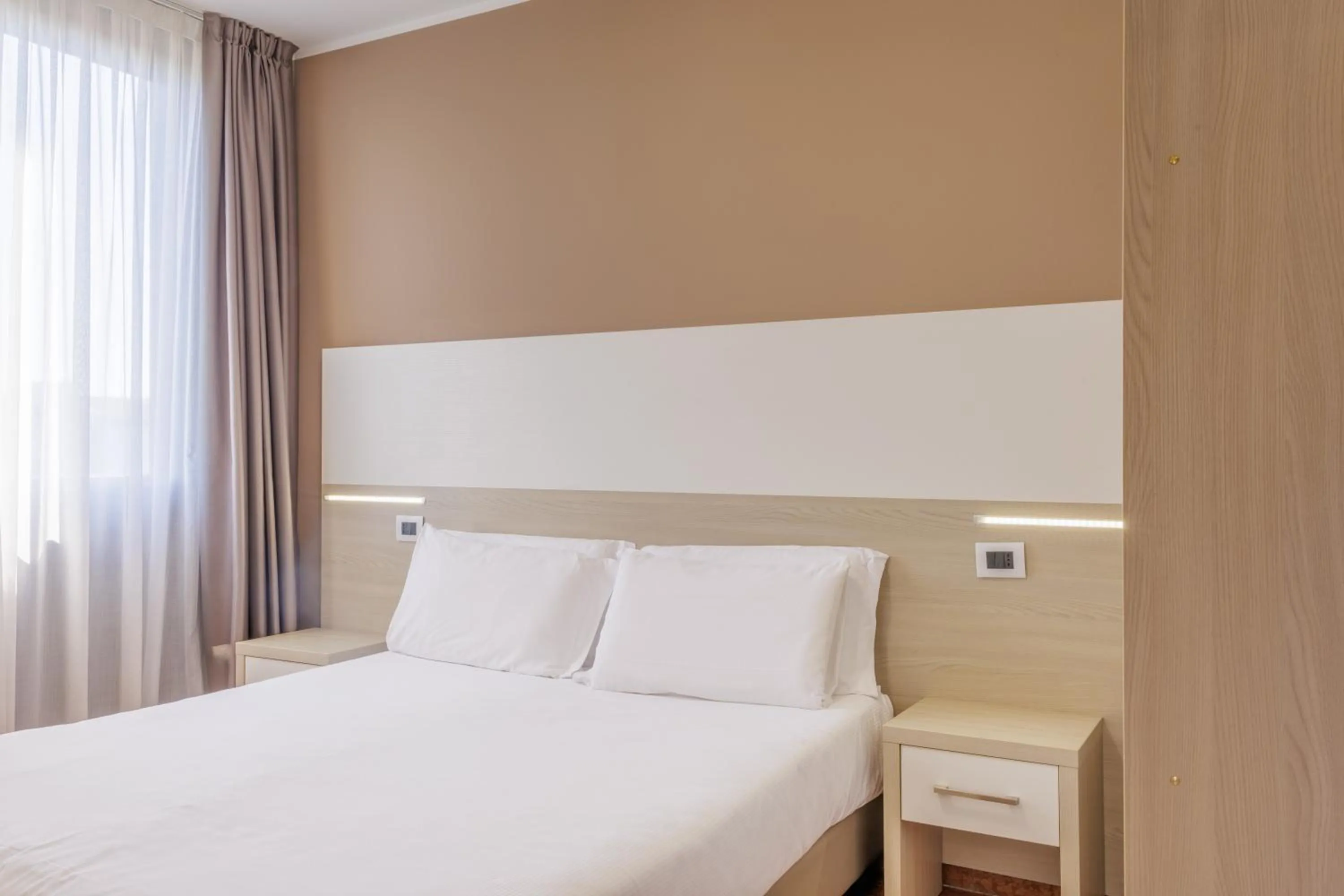 Photo of the whole room, Bed in Residence all'Adige