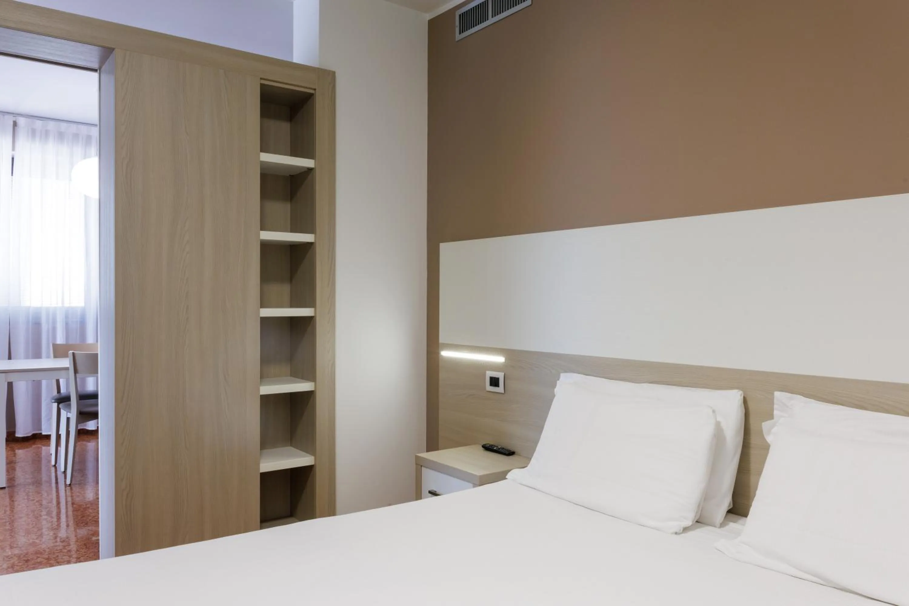 Photo of the whole room, Bed in Residence all'Adige