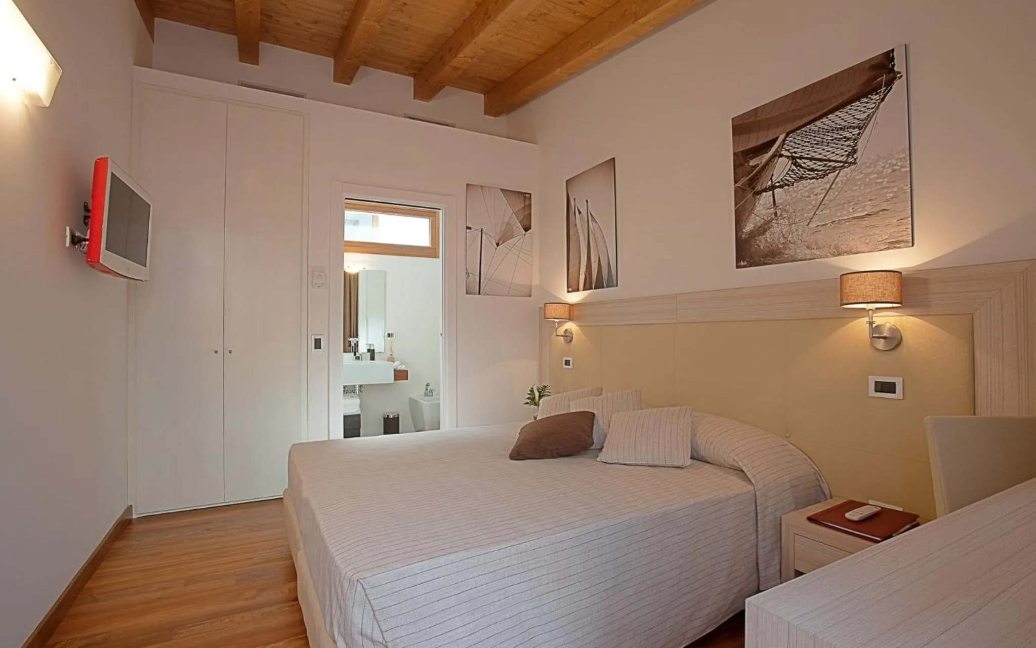 Bed in Tre Merli Beach Hotel