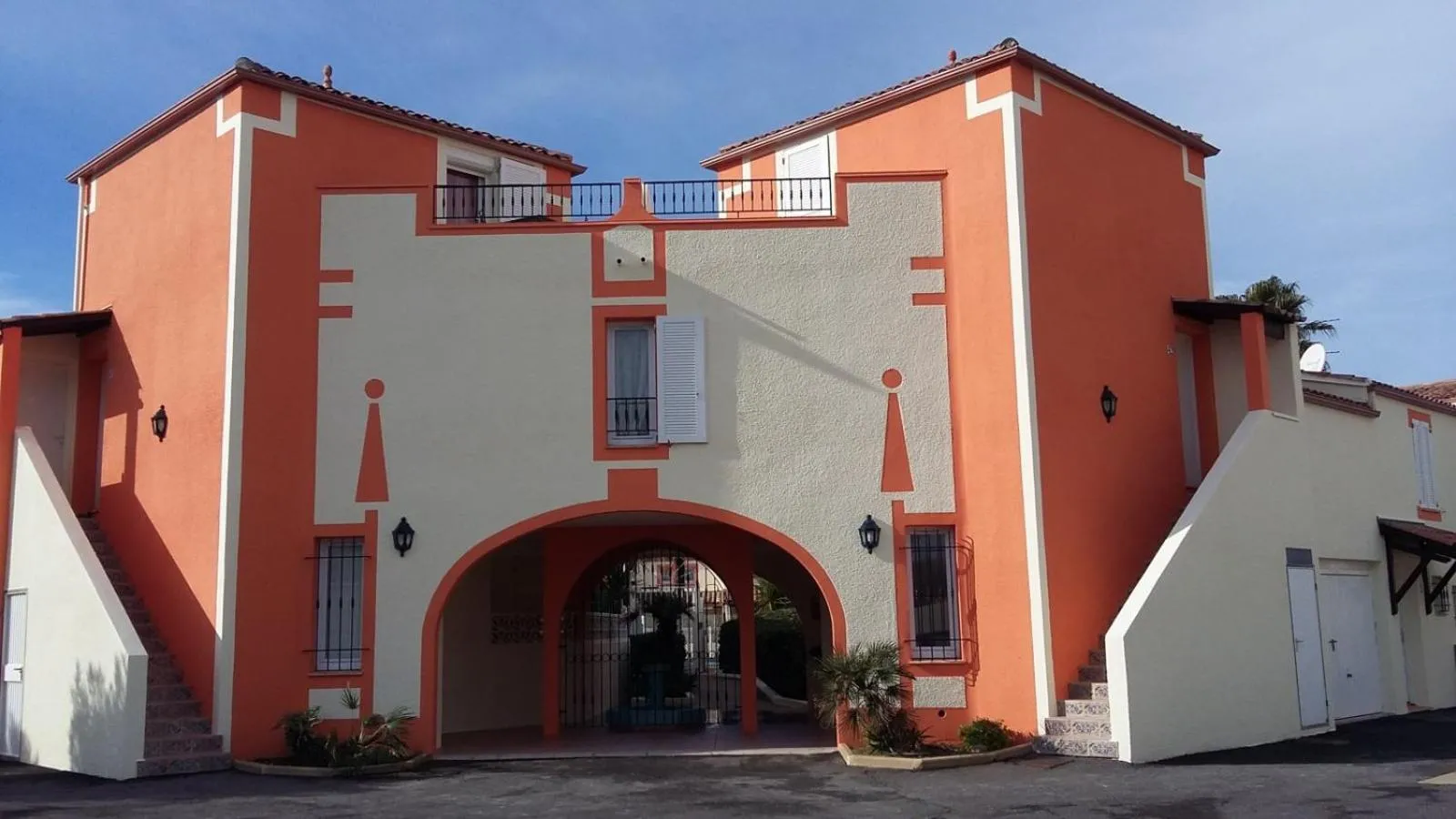 Property building in Les Andalouses