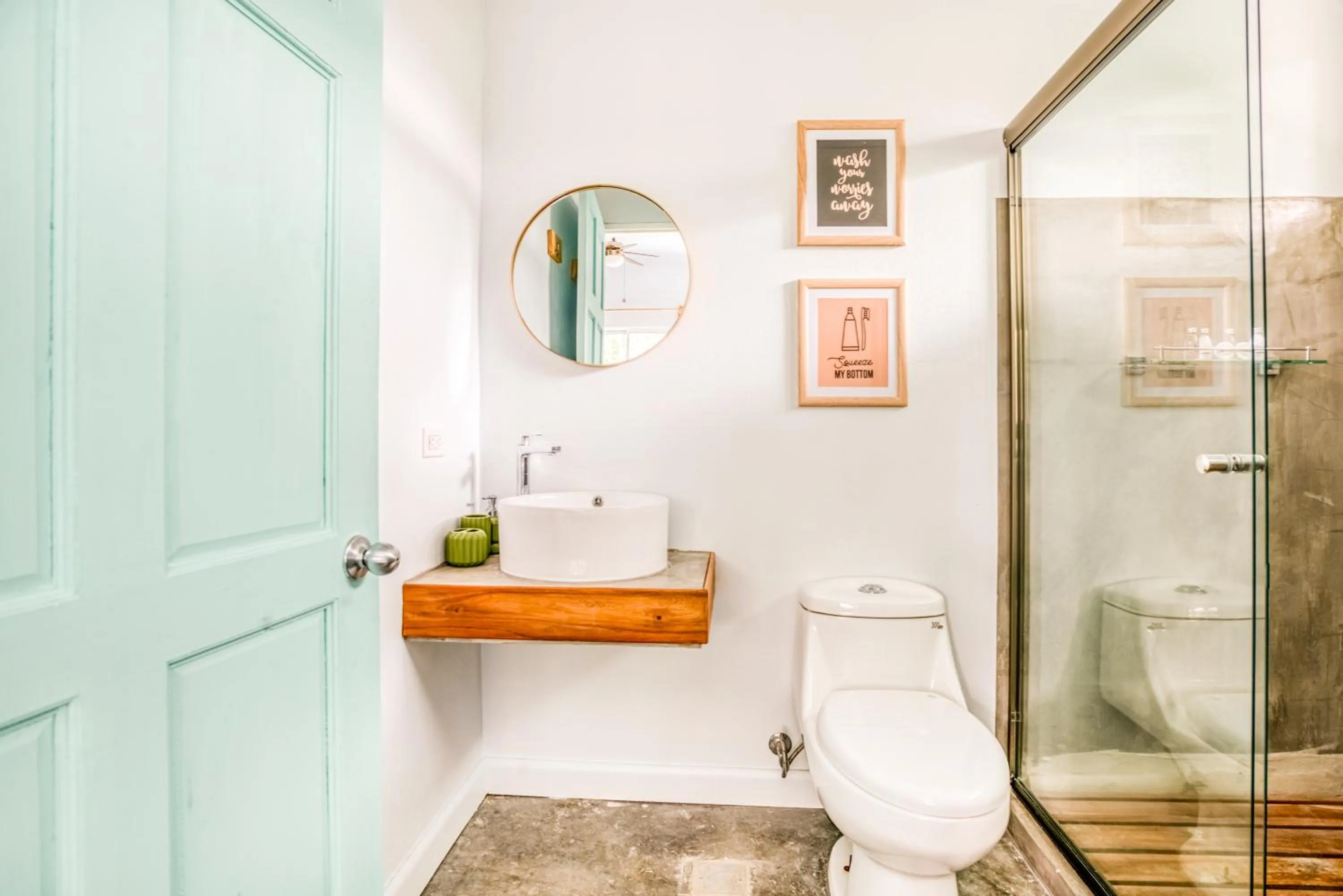 Shower in Selina La Fortuna