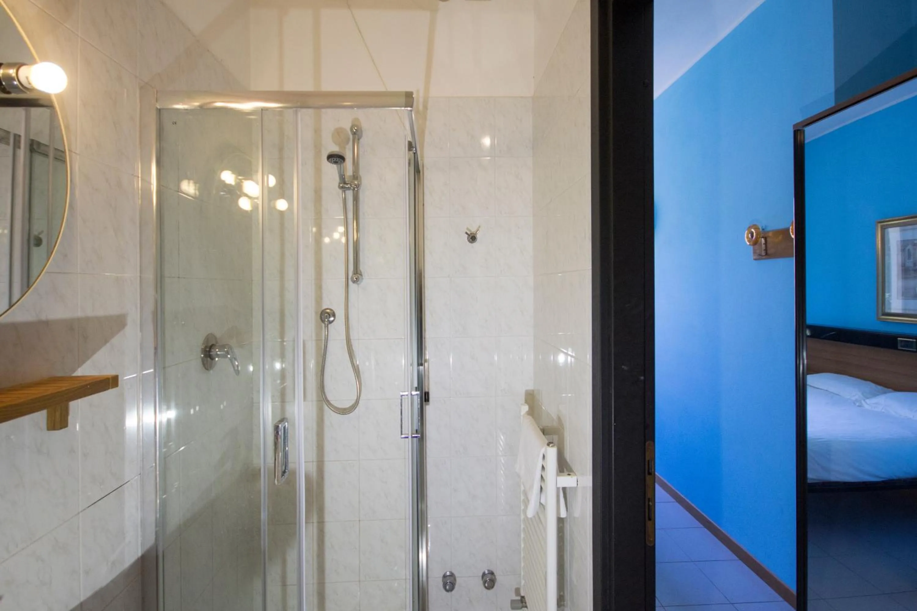 Bathroom, Bed in Albergo Sala