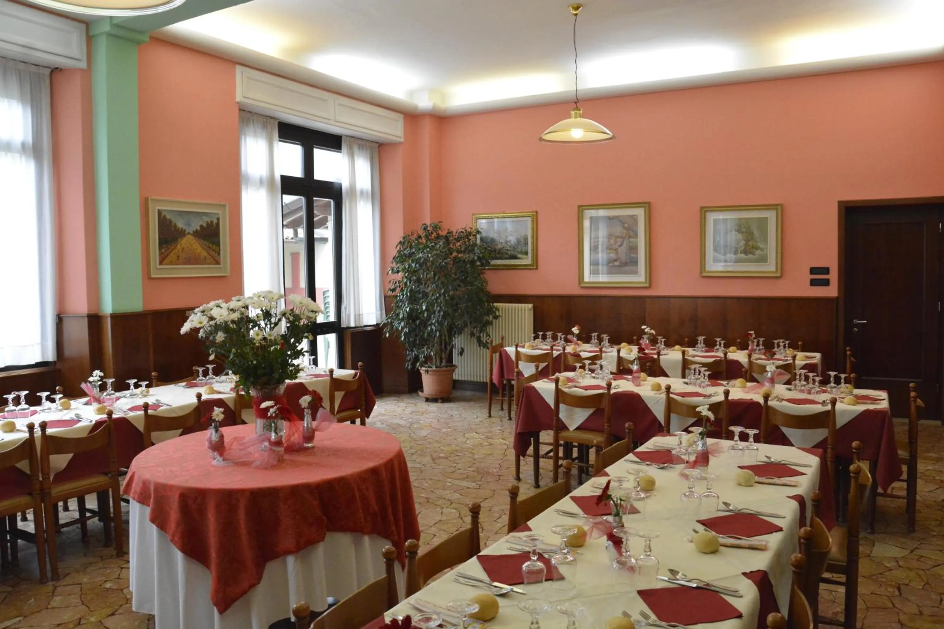 Restaurant/places to eat in Albergo Sala