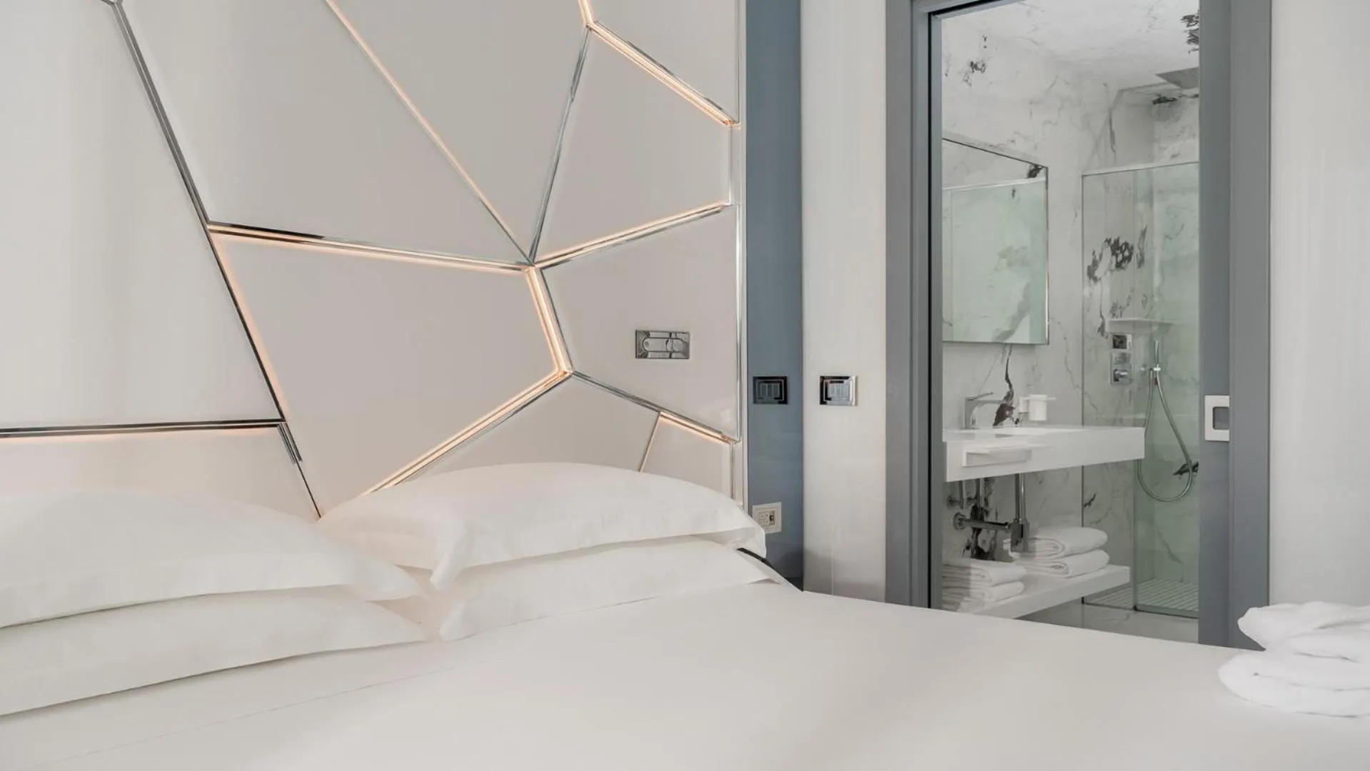 Bathroom, Bed in The Promenade Luxury Wellness Hotel