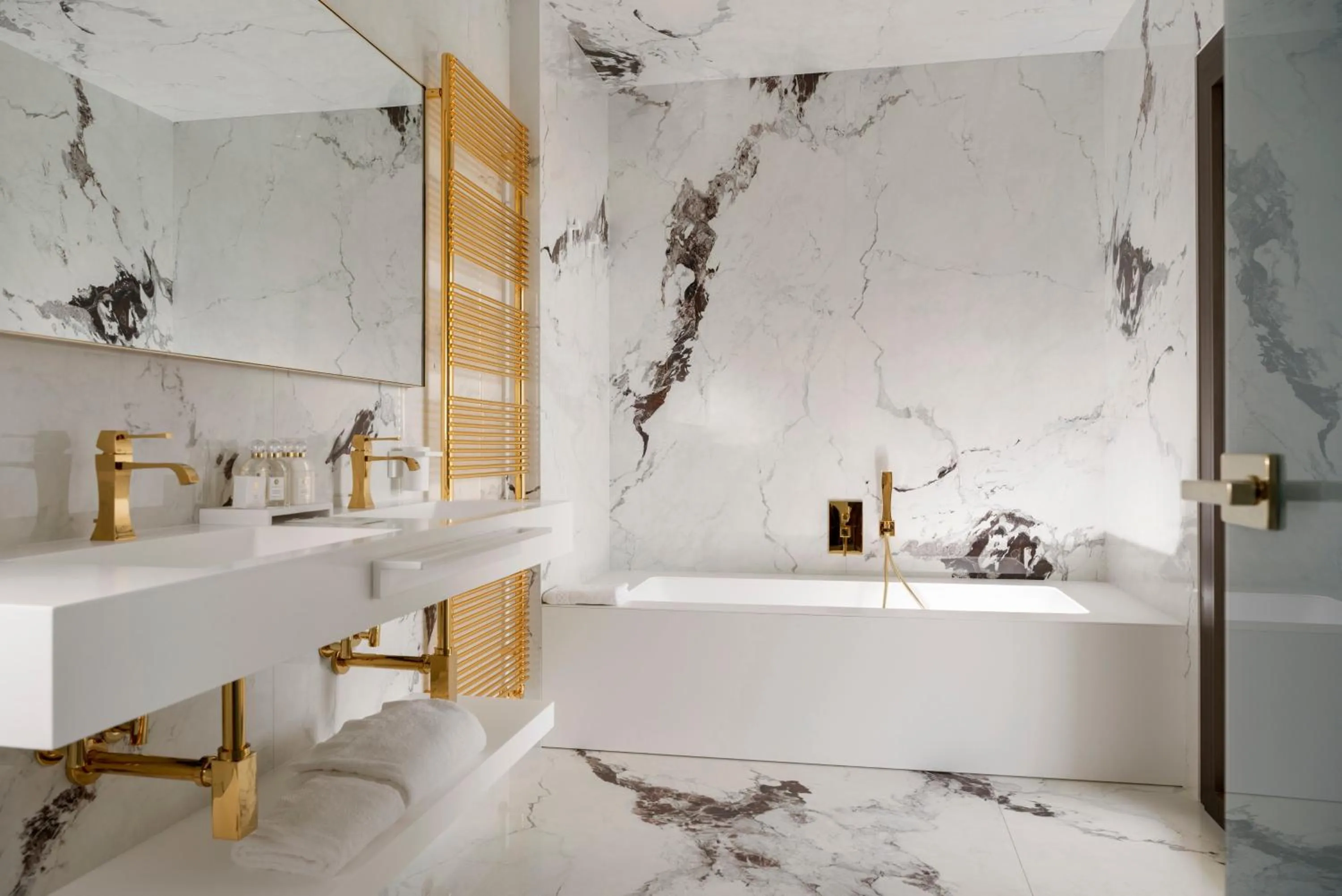 Bathroom in The Promenade Luxury Wellness Hotel