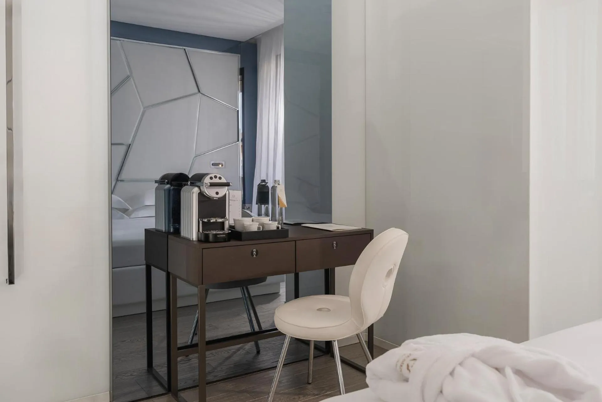 Coffee/tea facilities, Bed in The Promenade Luxury Wellness Hotel