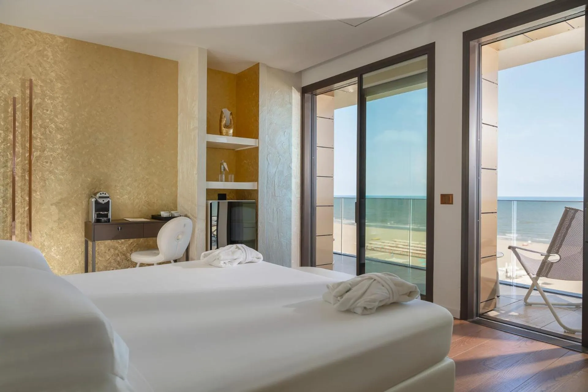 Bedroom, Bed in The Promenade Luxury Wellness Hotel