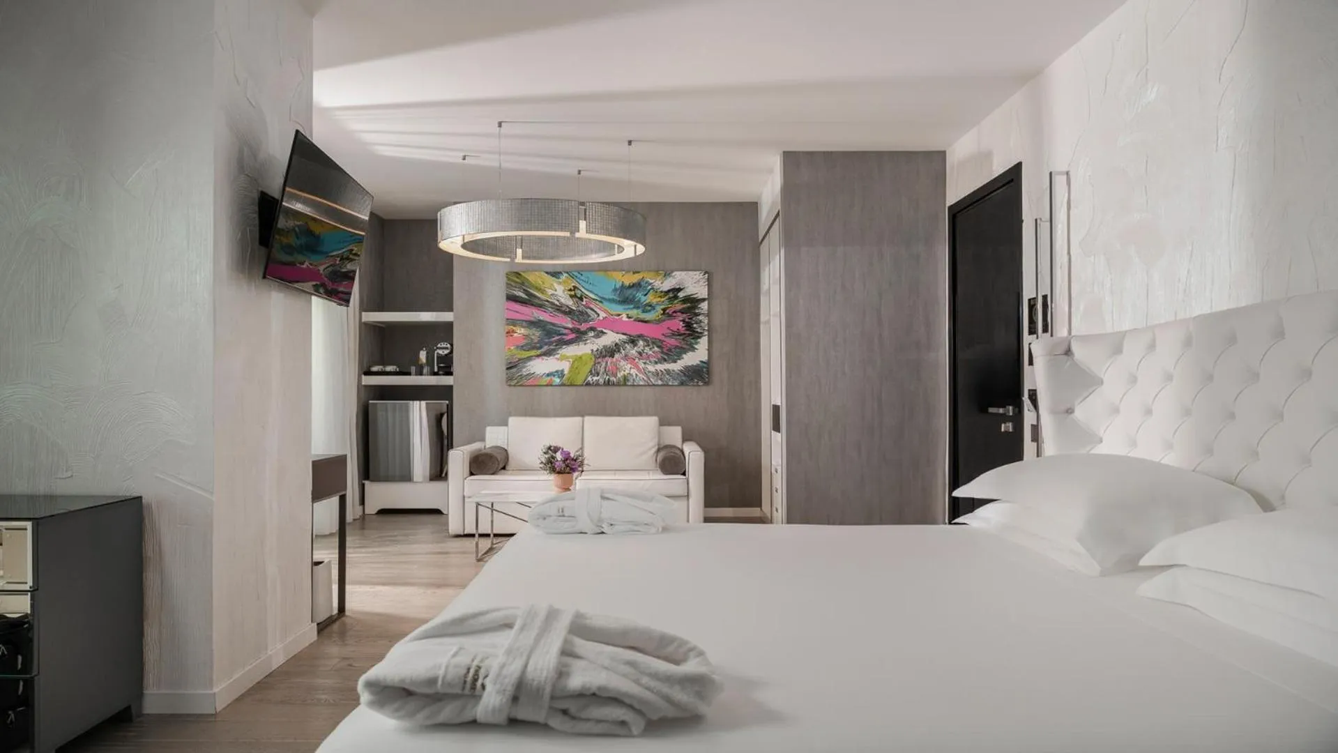 Living room, Bed in The Promenade Luxury Wellness Hotel