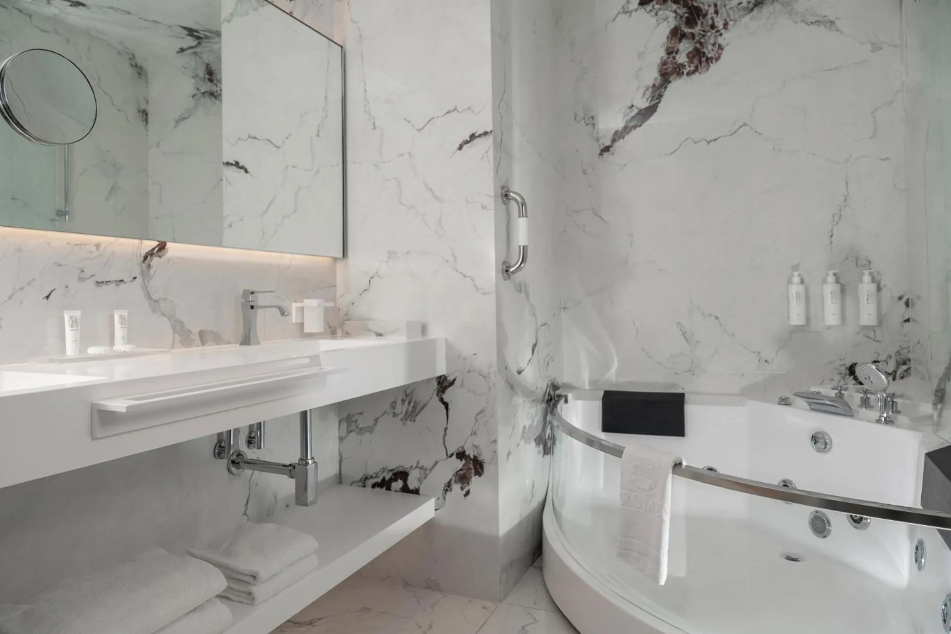 Hot Tub in The Promenade Luxury Wellness Hotel