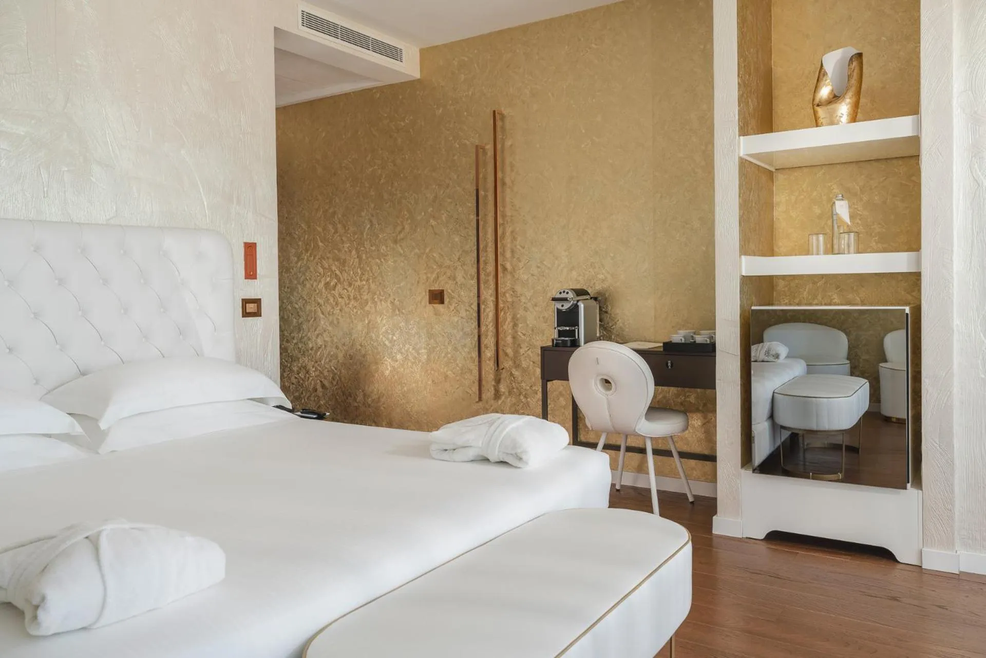 Bedroom, Bed in The Promenade Luxury Wellness Hotel