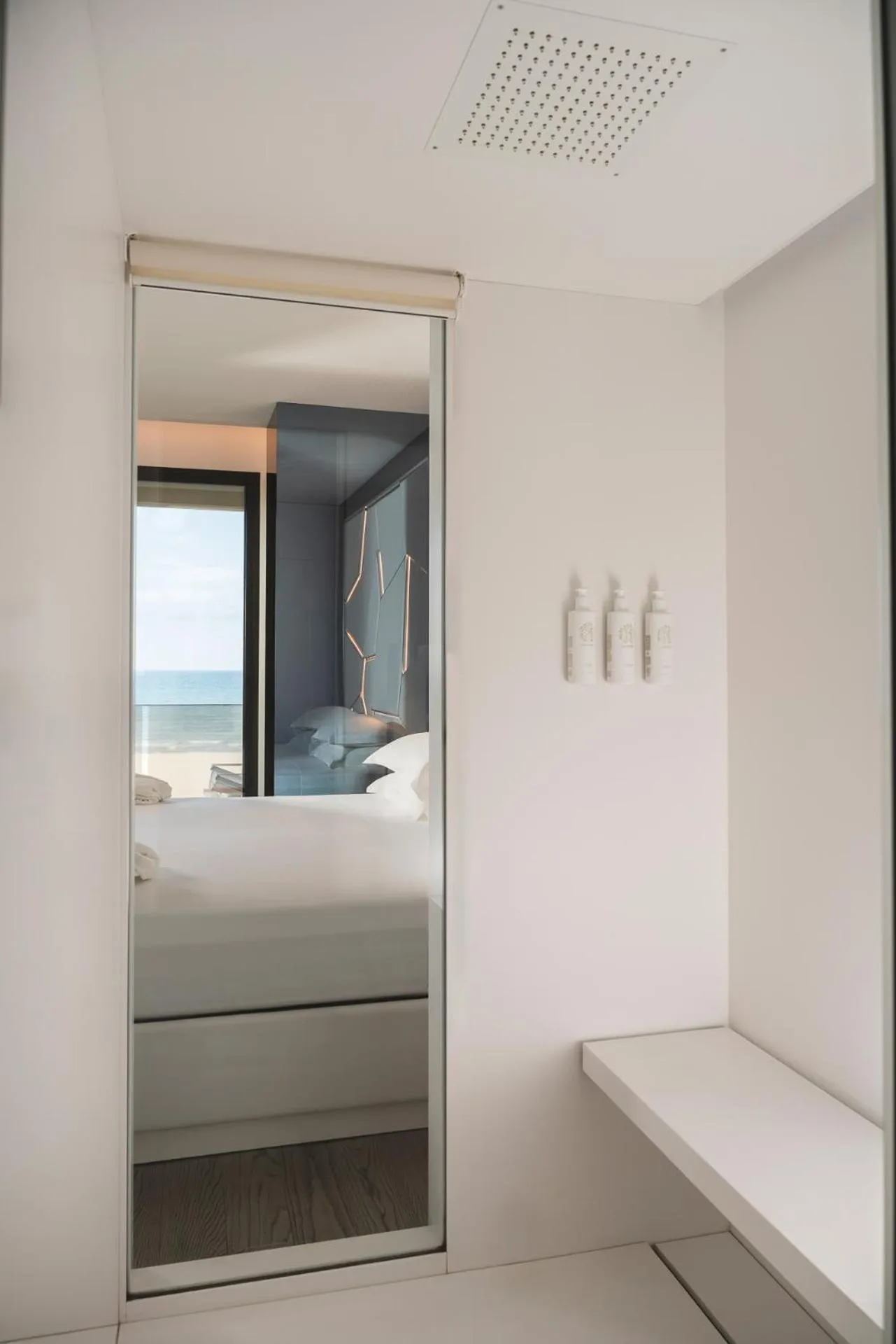 Steam room, Bed in The Promenade Luxury Wellness Hotel