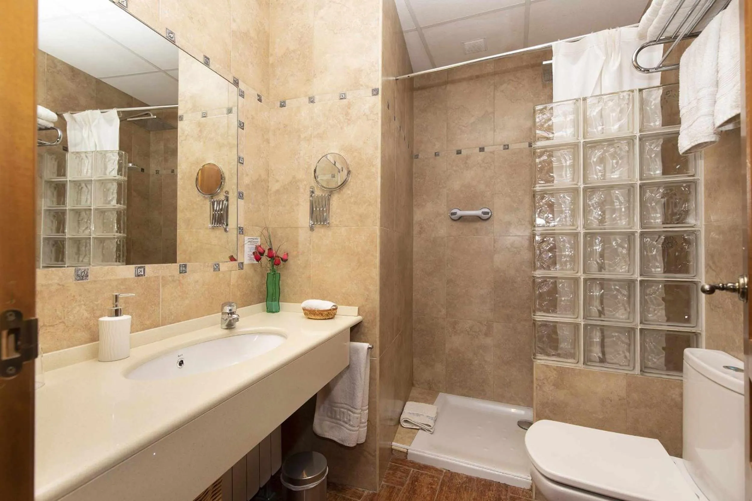 Bathroom in Hotel Apartamentos Melihah