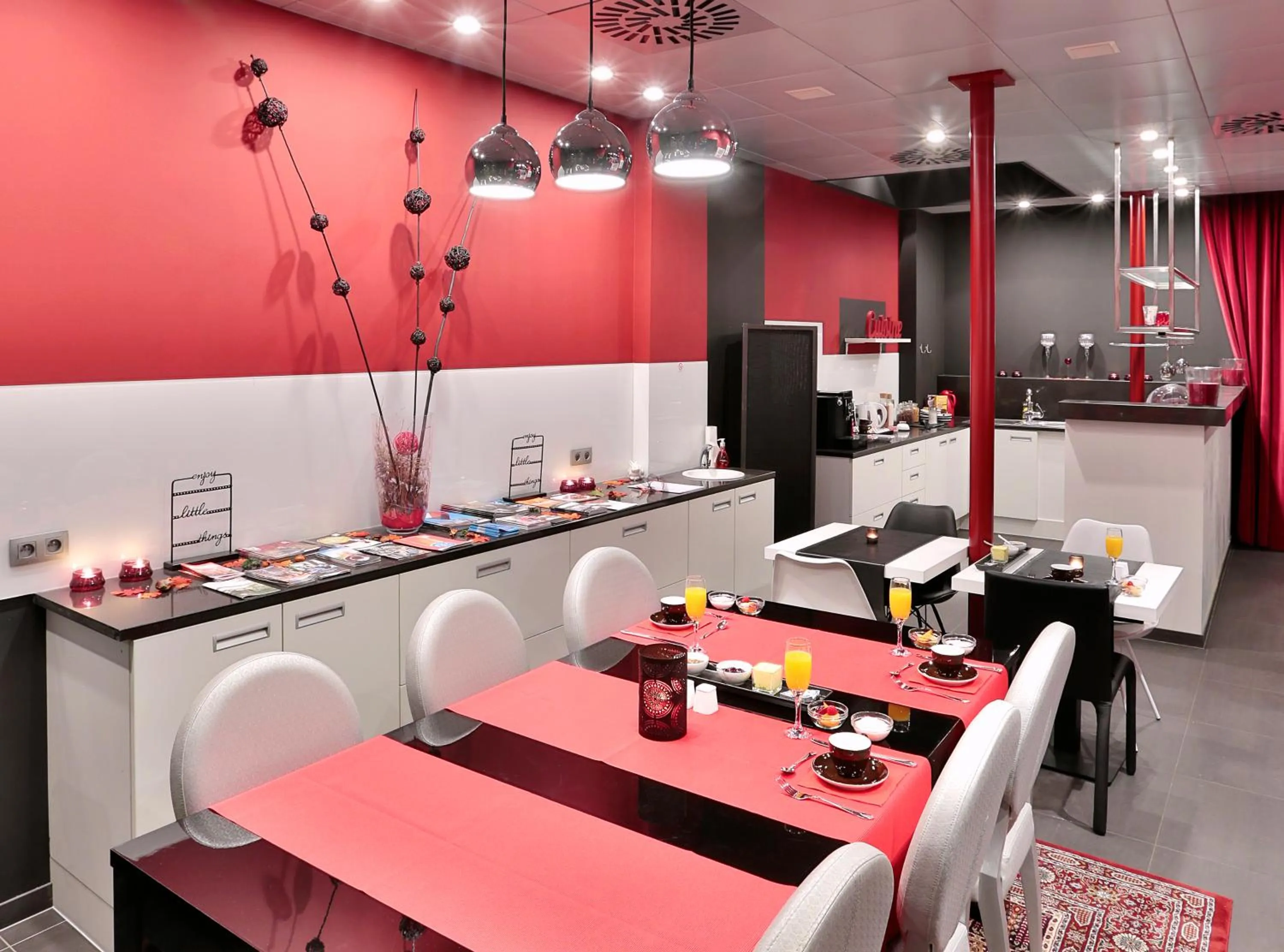 Restaurant/places to eat in Hotel Moon