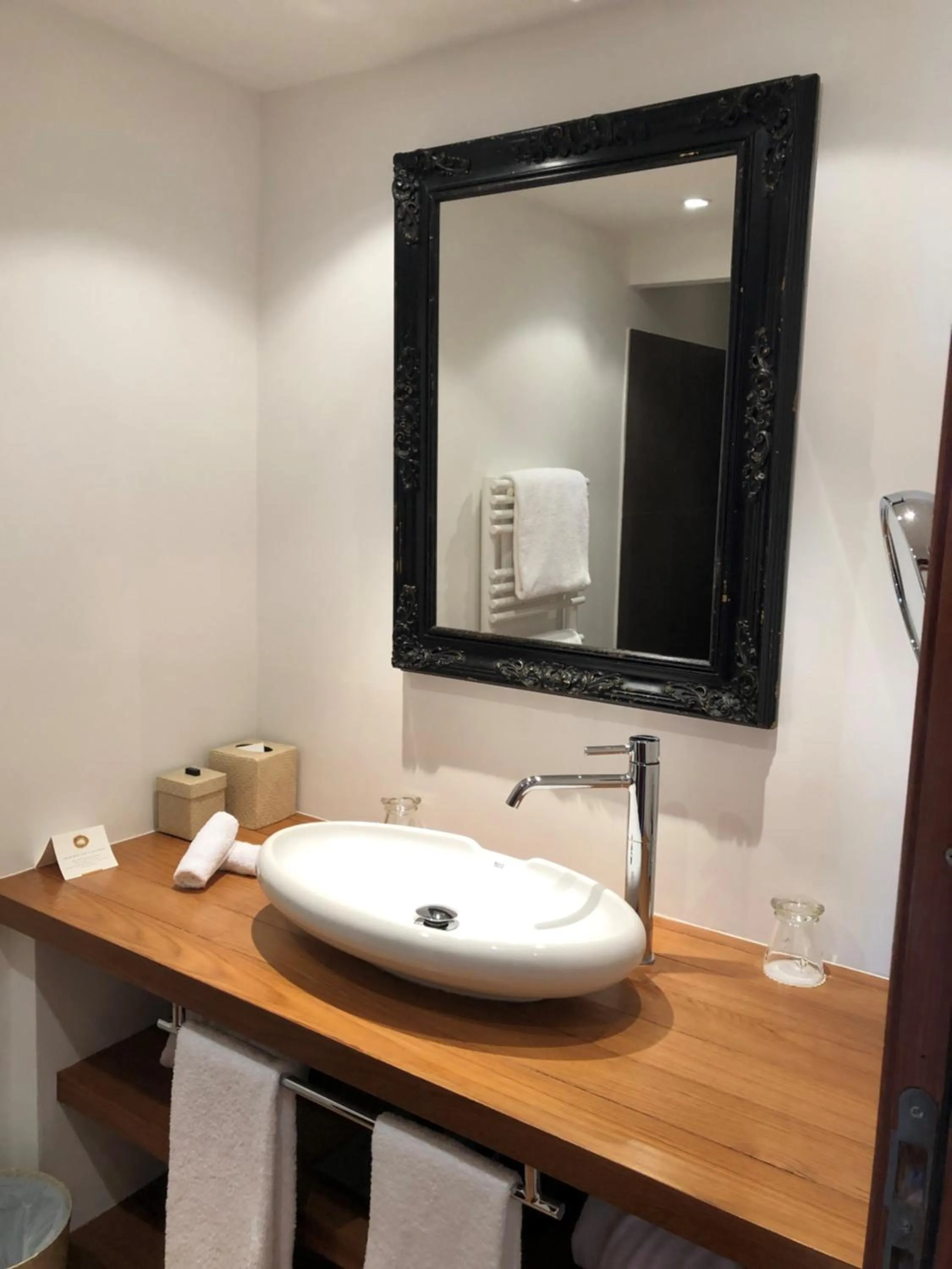 Bathroom in Grand Hôtel De Cala Rossa & Spa Nucca