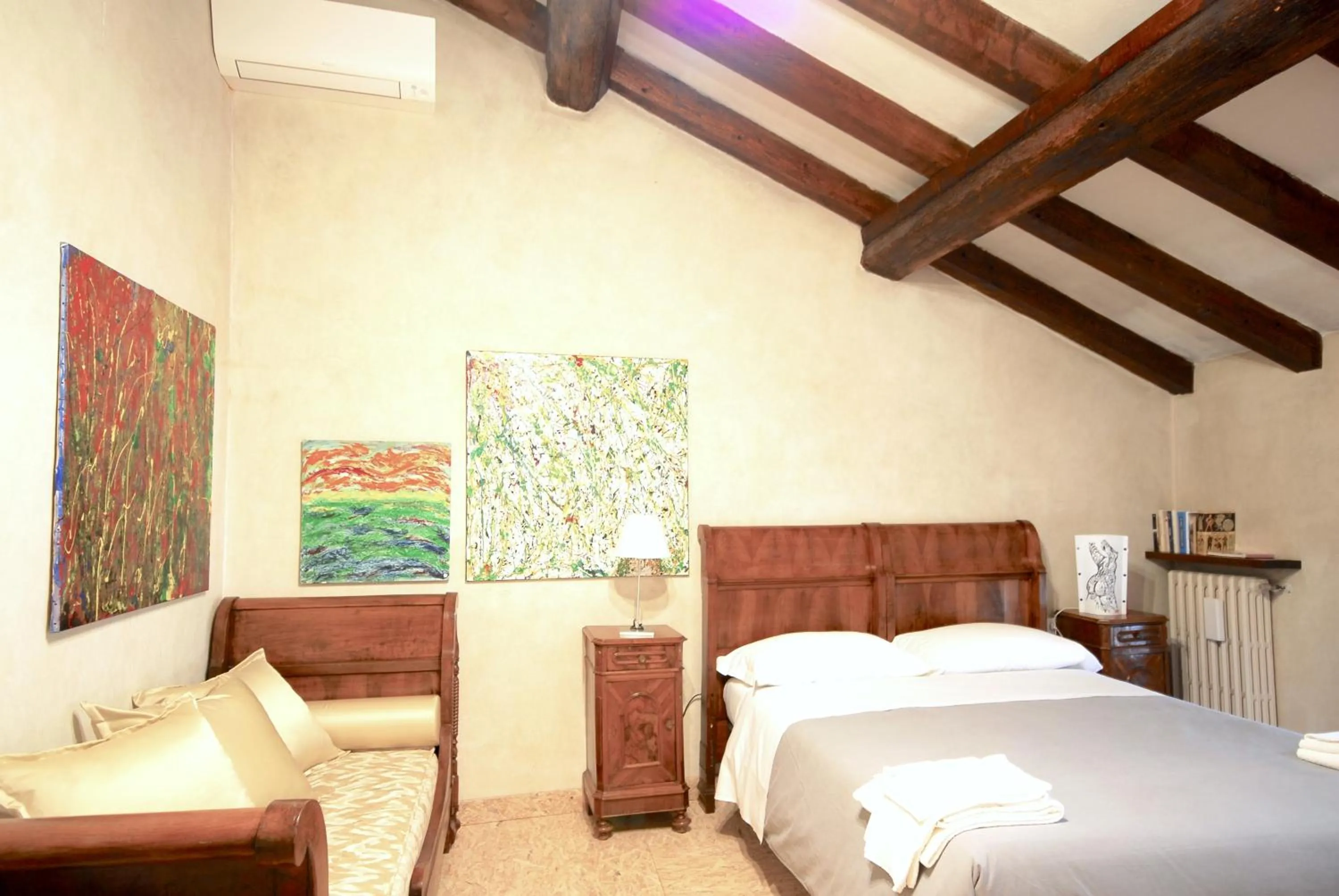 Photo of the whole room, Bed in Casa del Pittore