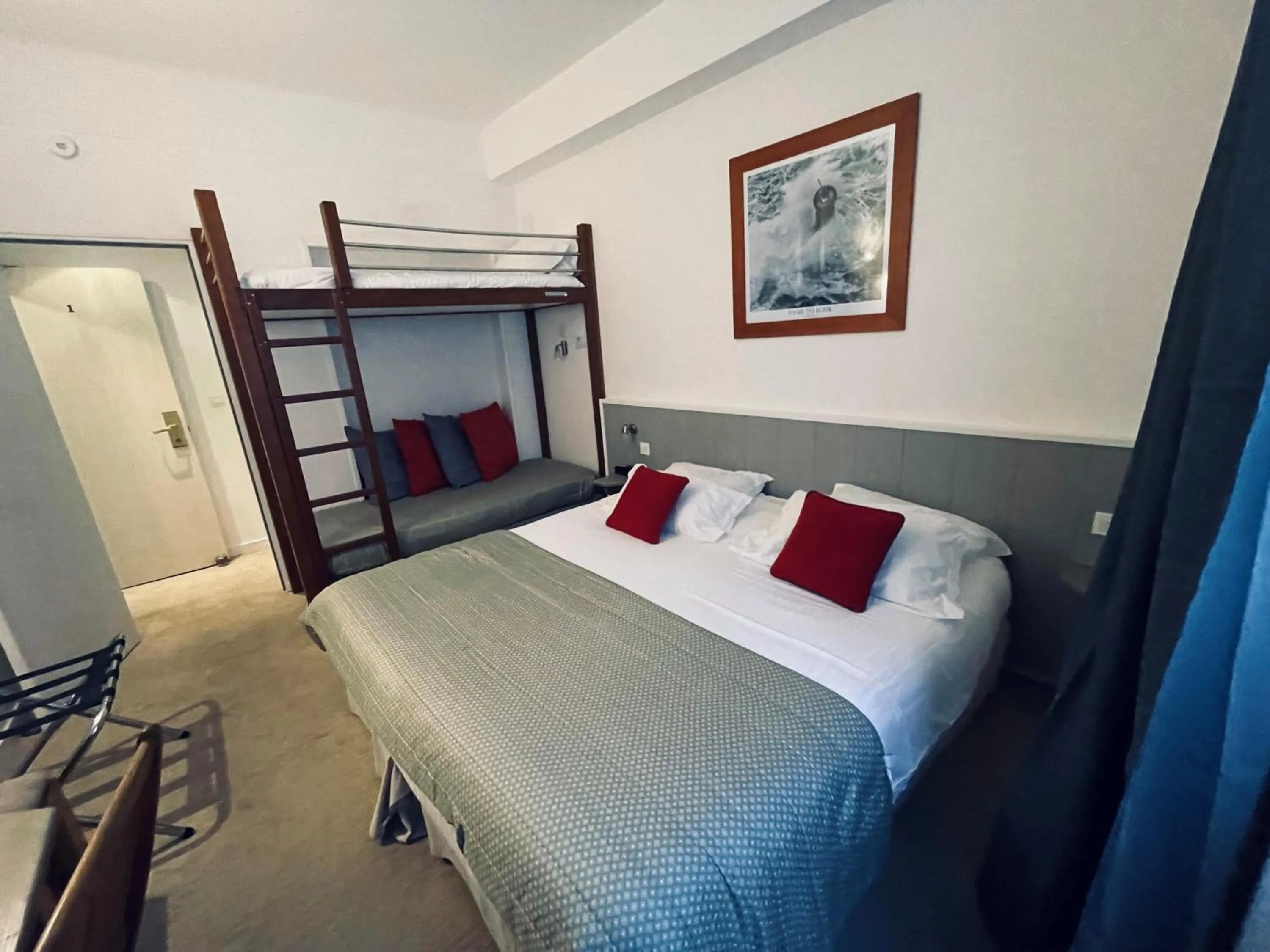Family Room with Shower in Hôtel Quic en Groigne
