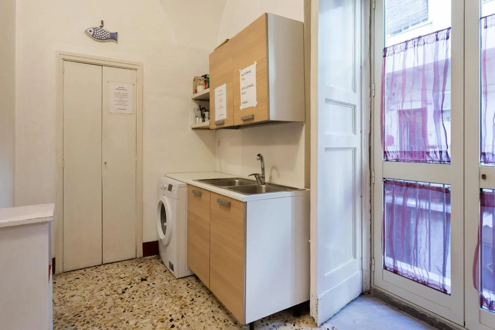 Communal kitchen, Kitchen/Kitchenette in Da Gianni e Lucia Rooms with bathroom in the city center