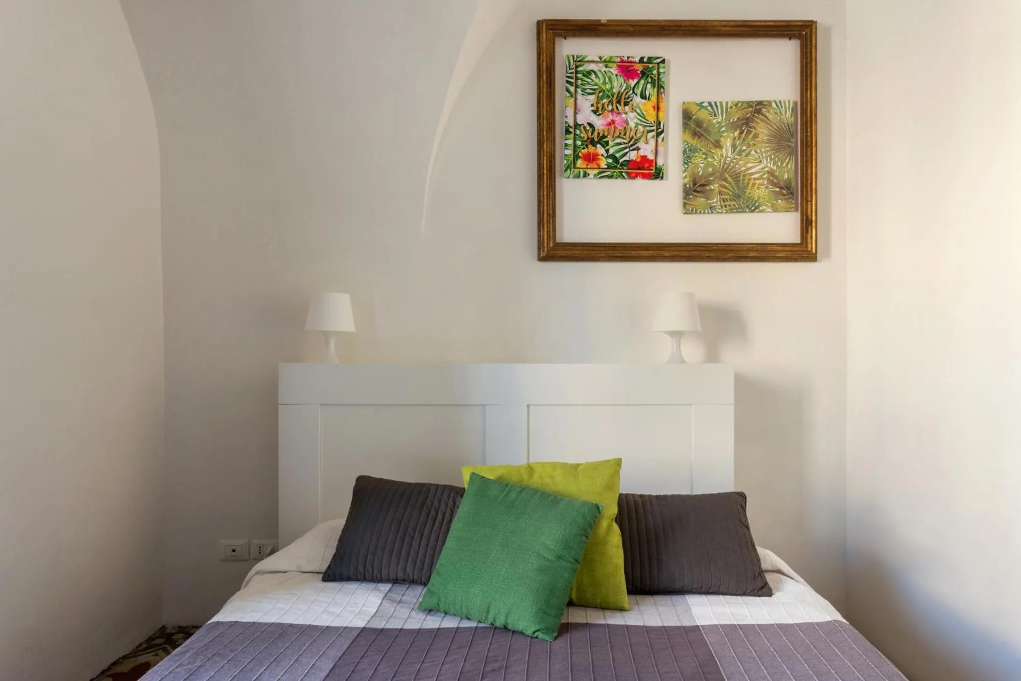 Bed in Da Gianni e Lucia Rooms with bathroom in the city center