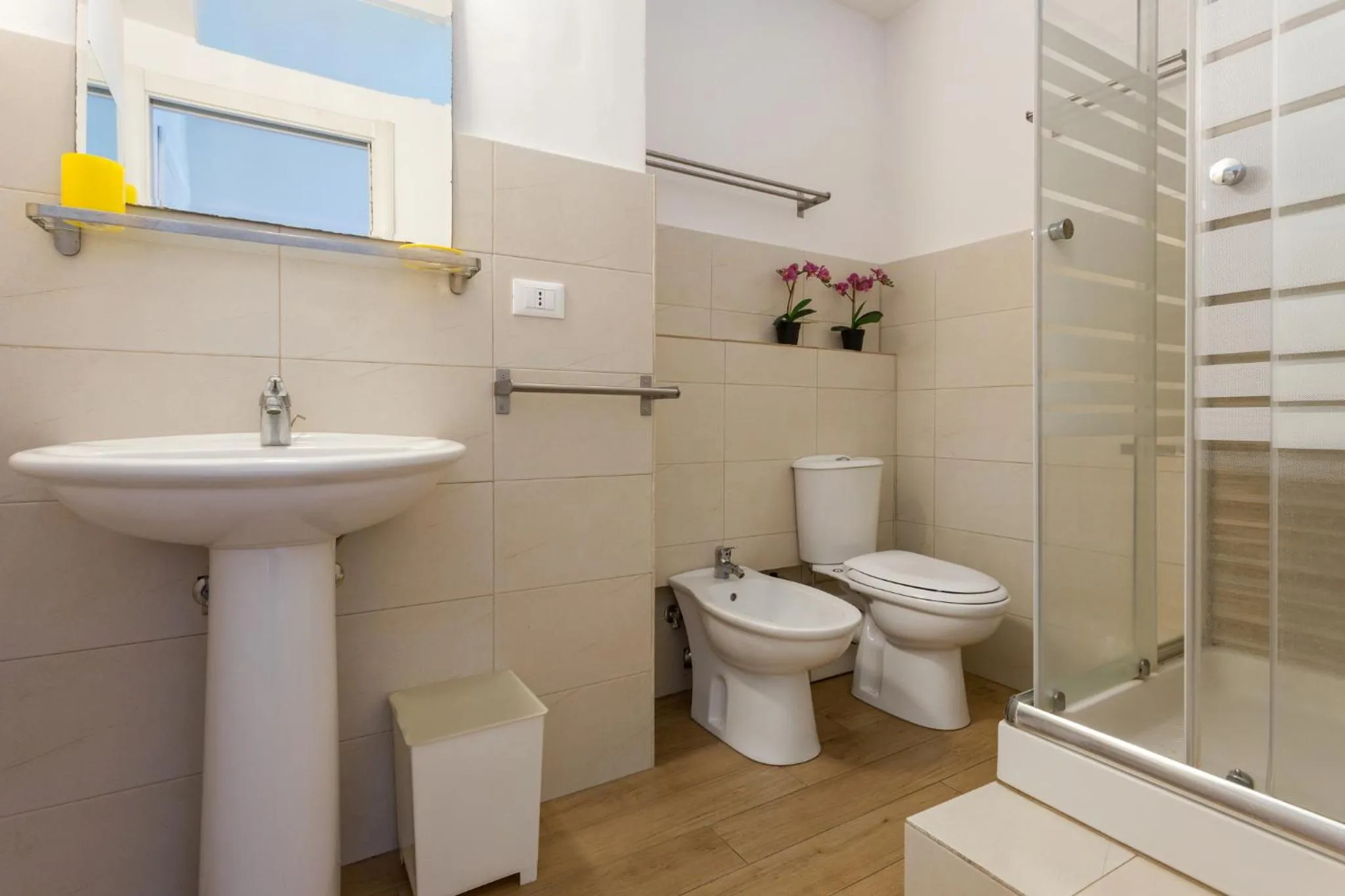 Shower in Da Gianni e Lucia Rooms with bathroom in the city center