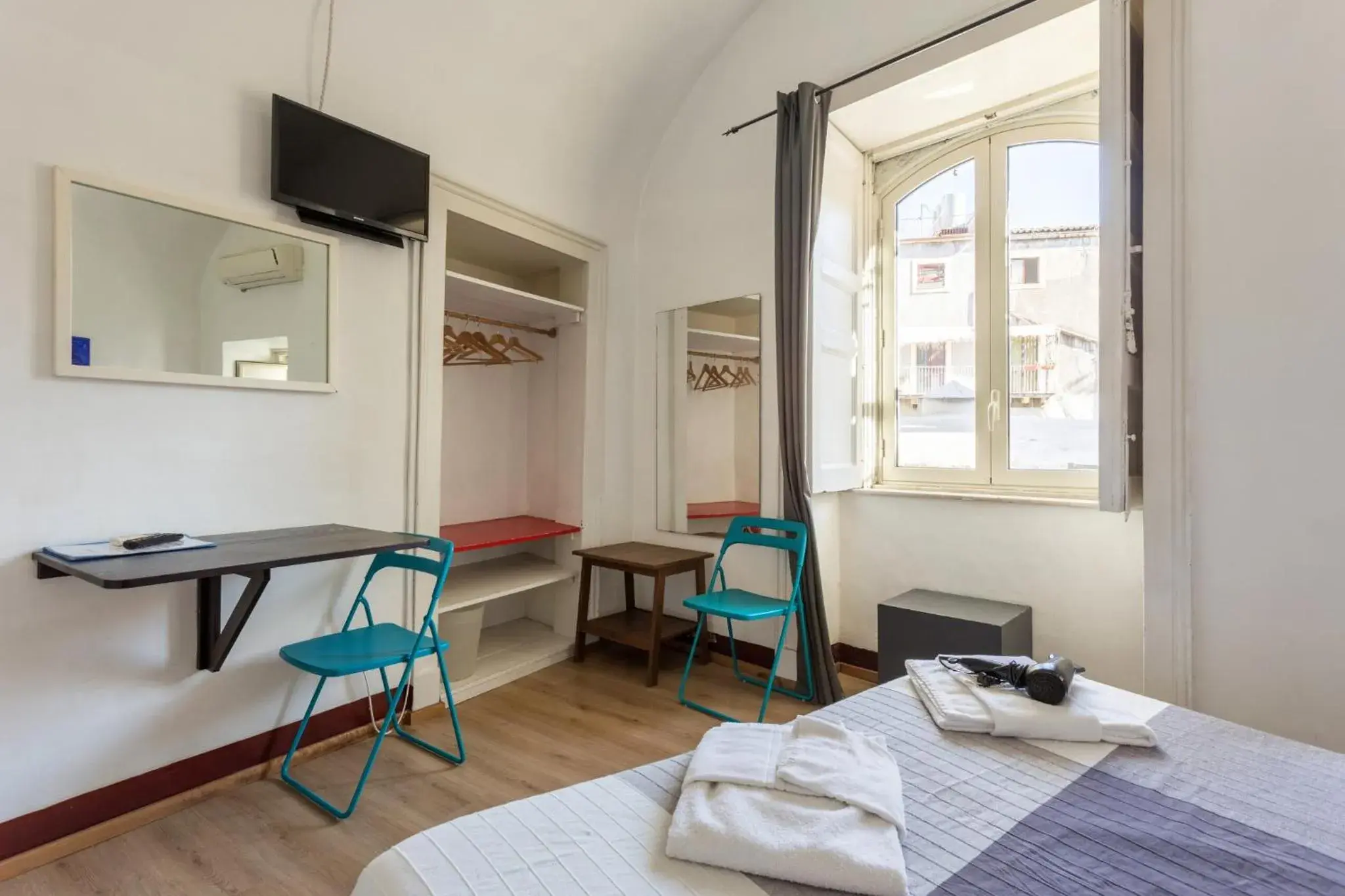 TV and multimedia, TV/Entertainment Center in Da Gianni e Lucia Rooms with bathroom in the city center