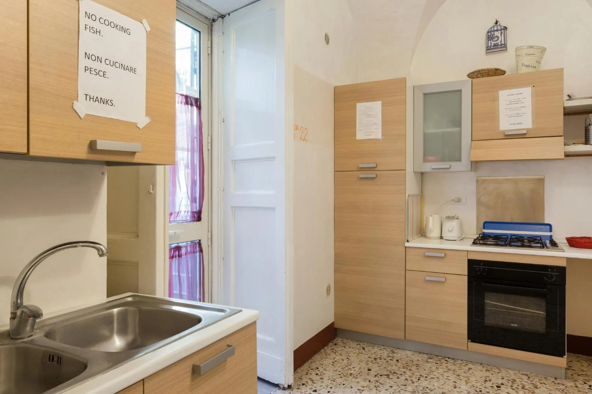 Coffee/tea facilities in Da Gianni e Lucia Rooms with bathroom in the city center