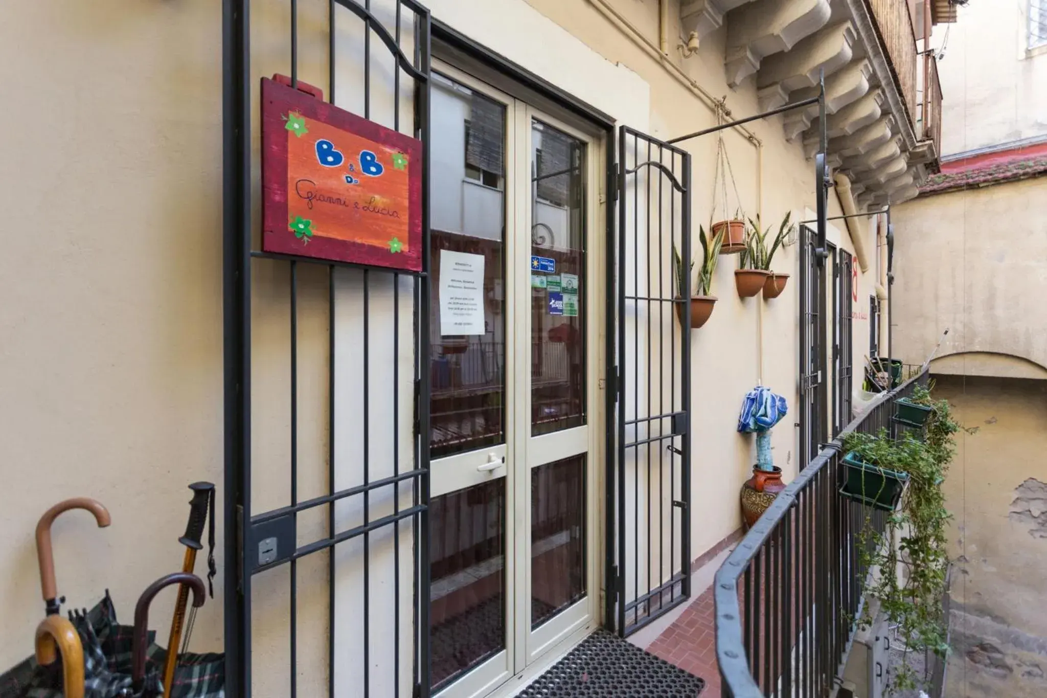 Facade/entrance in Da Gianni e Lucia Rooms with bathroom in the city center