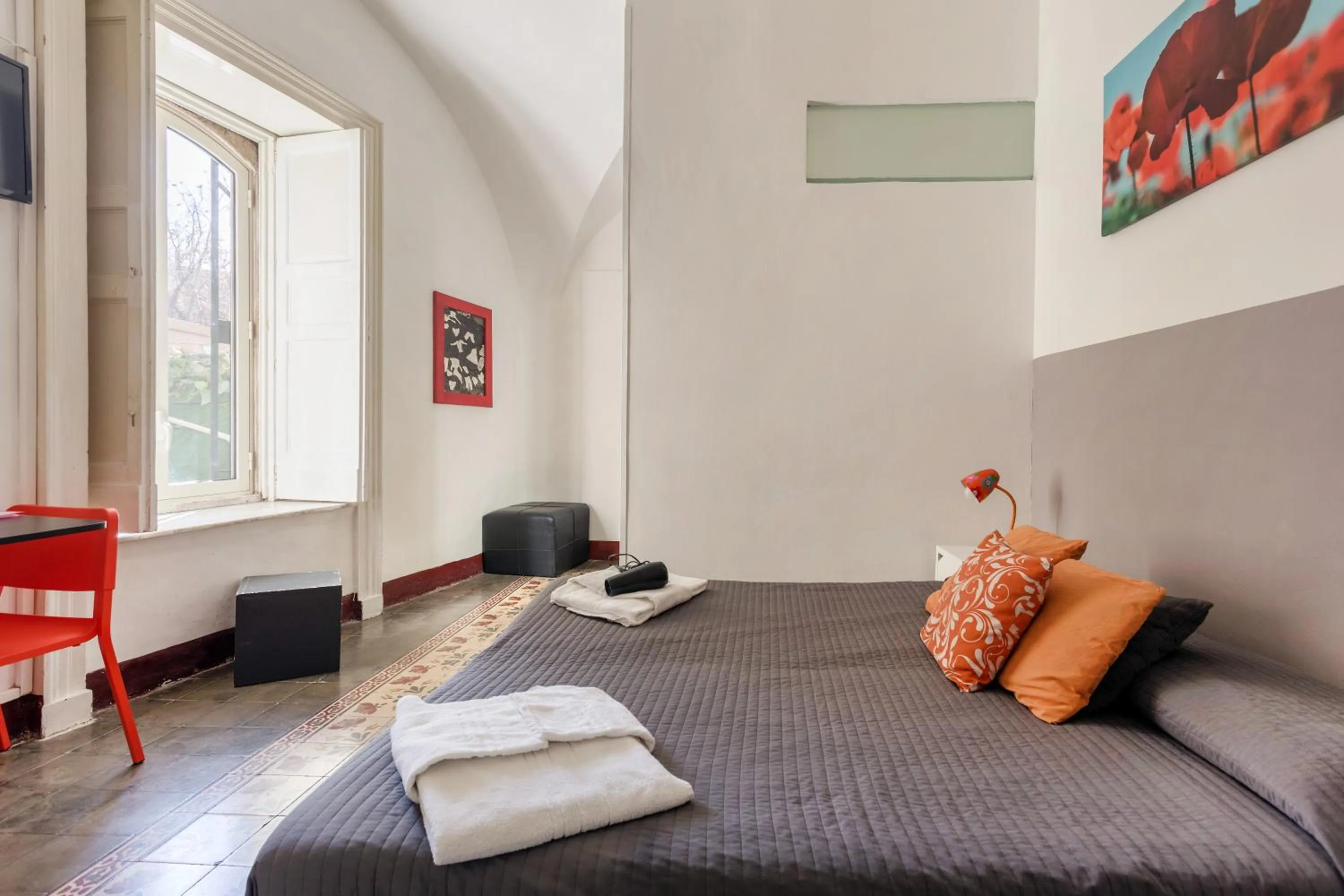 Inner courtyard view, Bed in Da Gianni e Lucia Rooms with bathroom in the city center