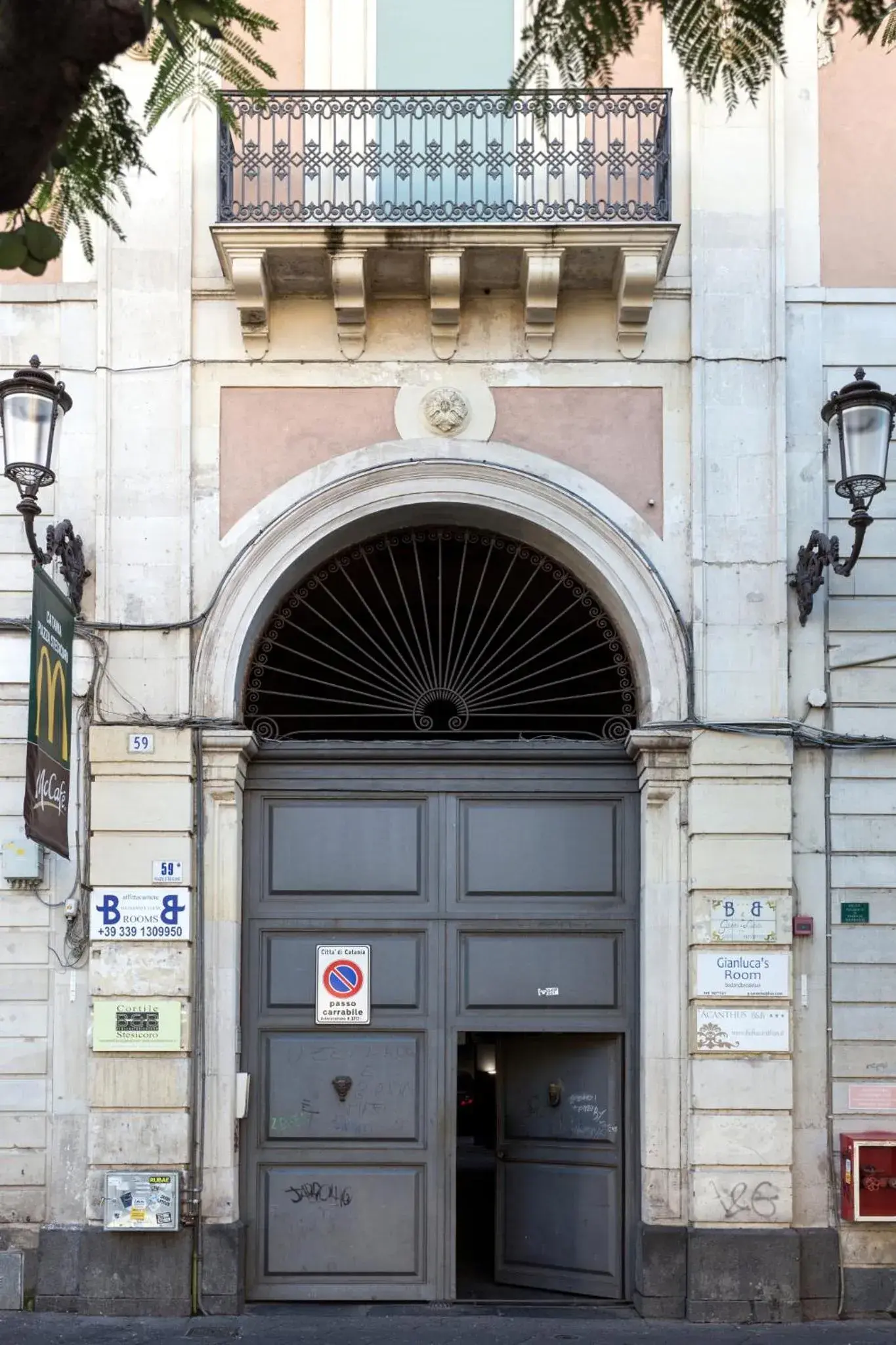 Facade/entrance in Da Gianni e Lucia Rooms with bathroom in the city center