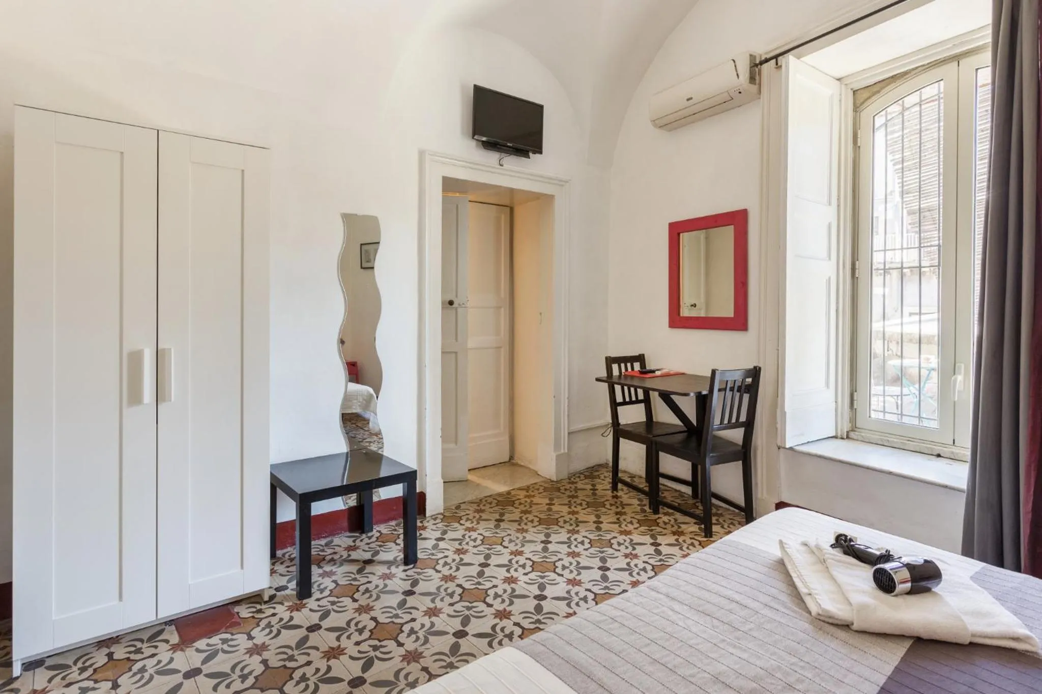 Bed in Da Gianni e Lucia Rooms with bathroom in the city center