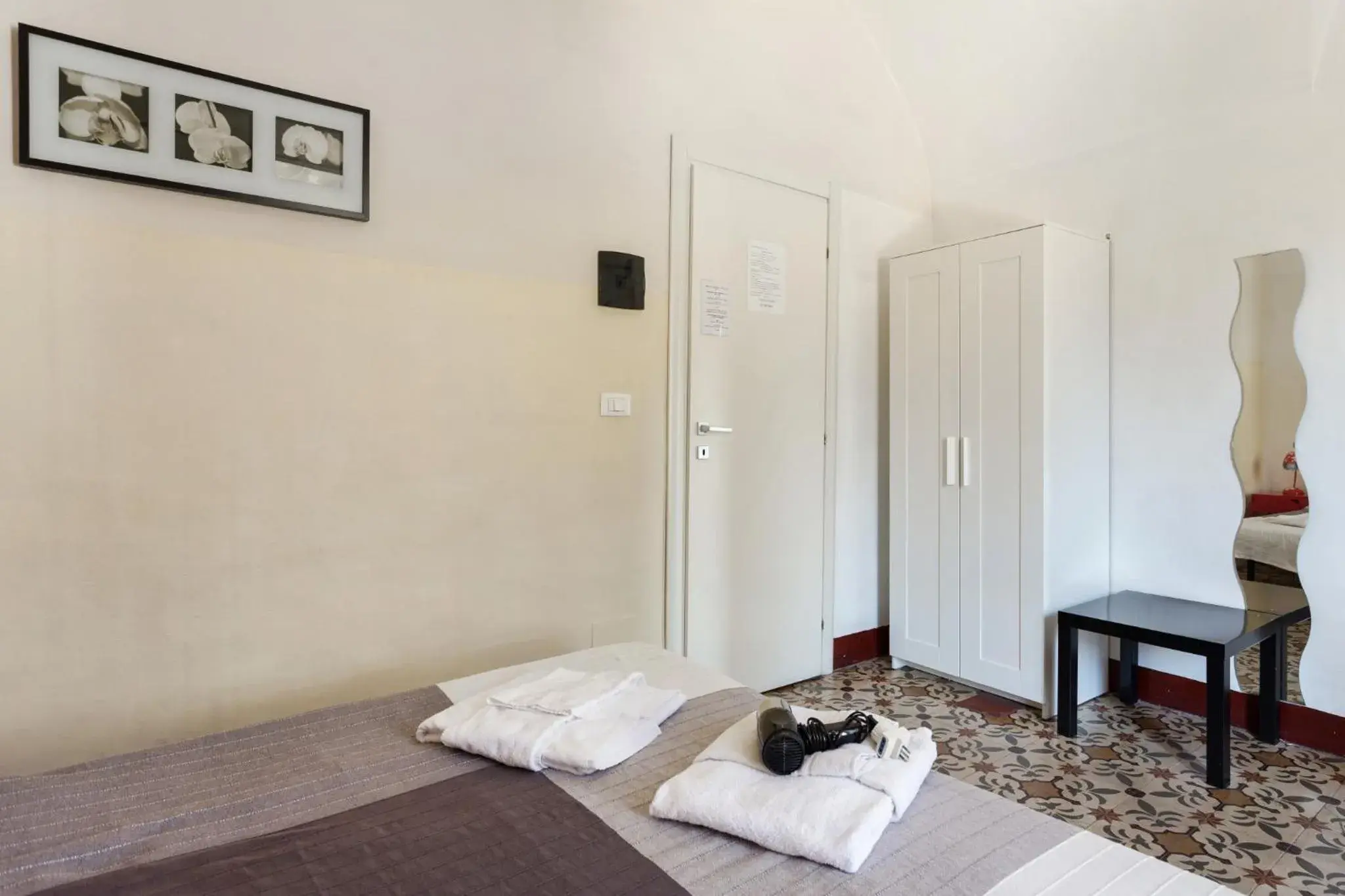 TV and multimedia, Bed in Da Gianni e Lucia Rooms with bathroom in the city center